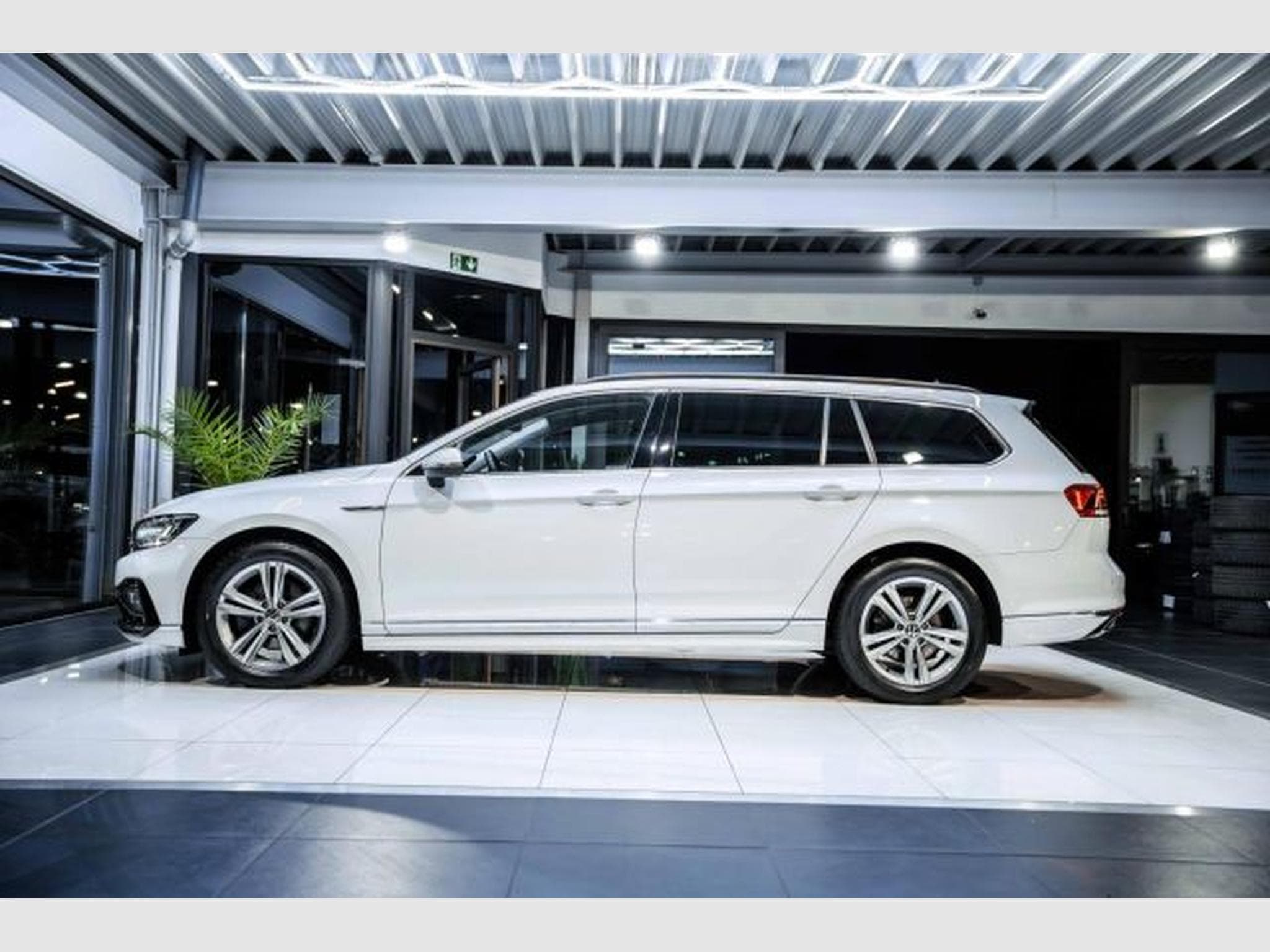VW Passat Passat Variant 2.0 TDI DSG RLine LED RFK AHK SHZ (2023) - Photo 10