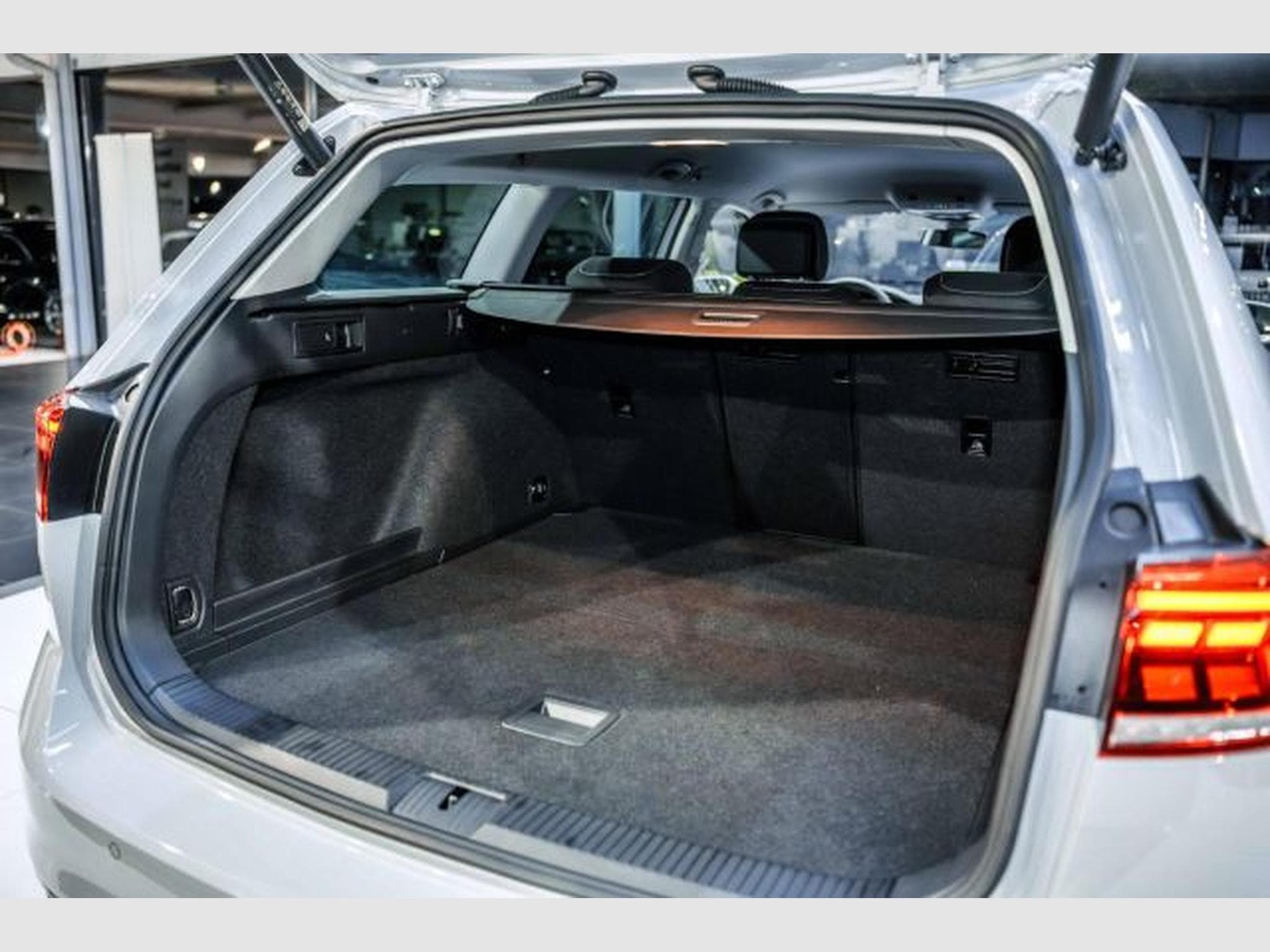 VW Passat Passat Variant 2.0 TDI DSG RLine LED RFK AHK SHZ (2023) - Photo 15
