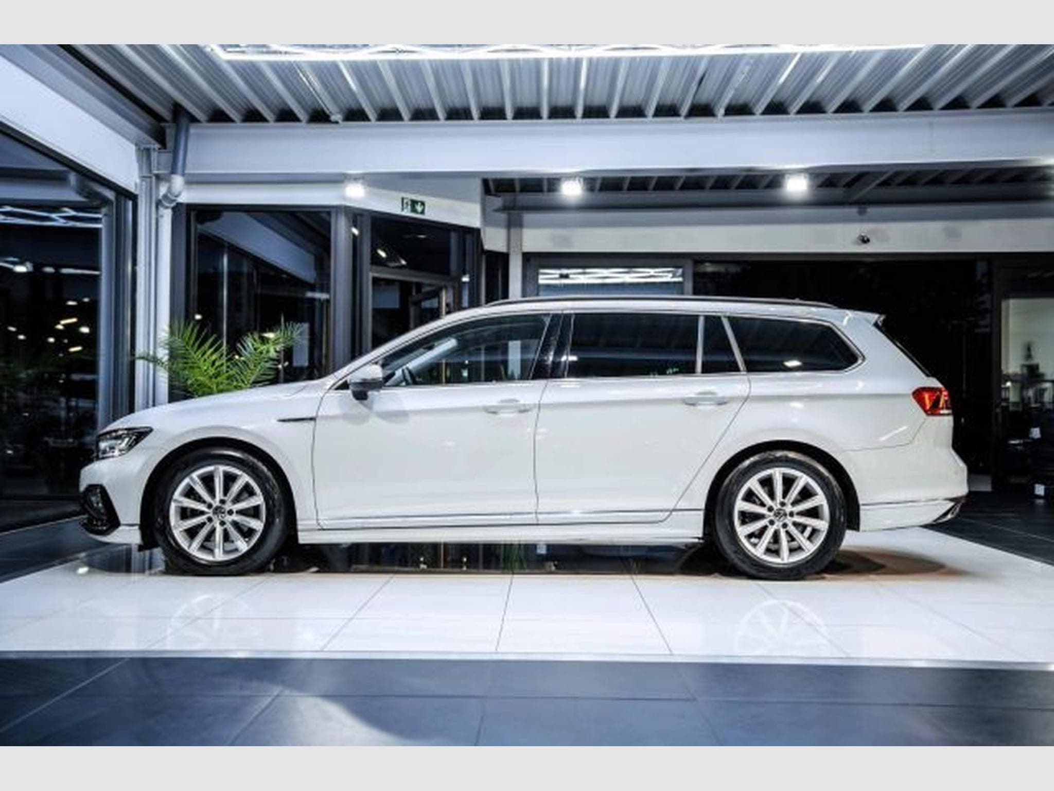 VW Passat Passat Variant 2.0 TDI DSG R-Line RFK AHK SHZG (2023) - Photo 11
