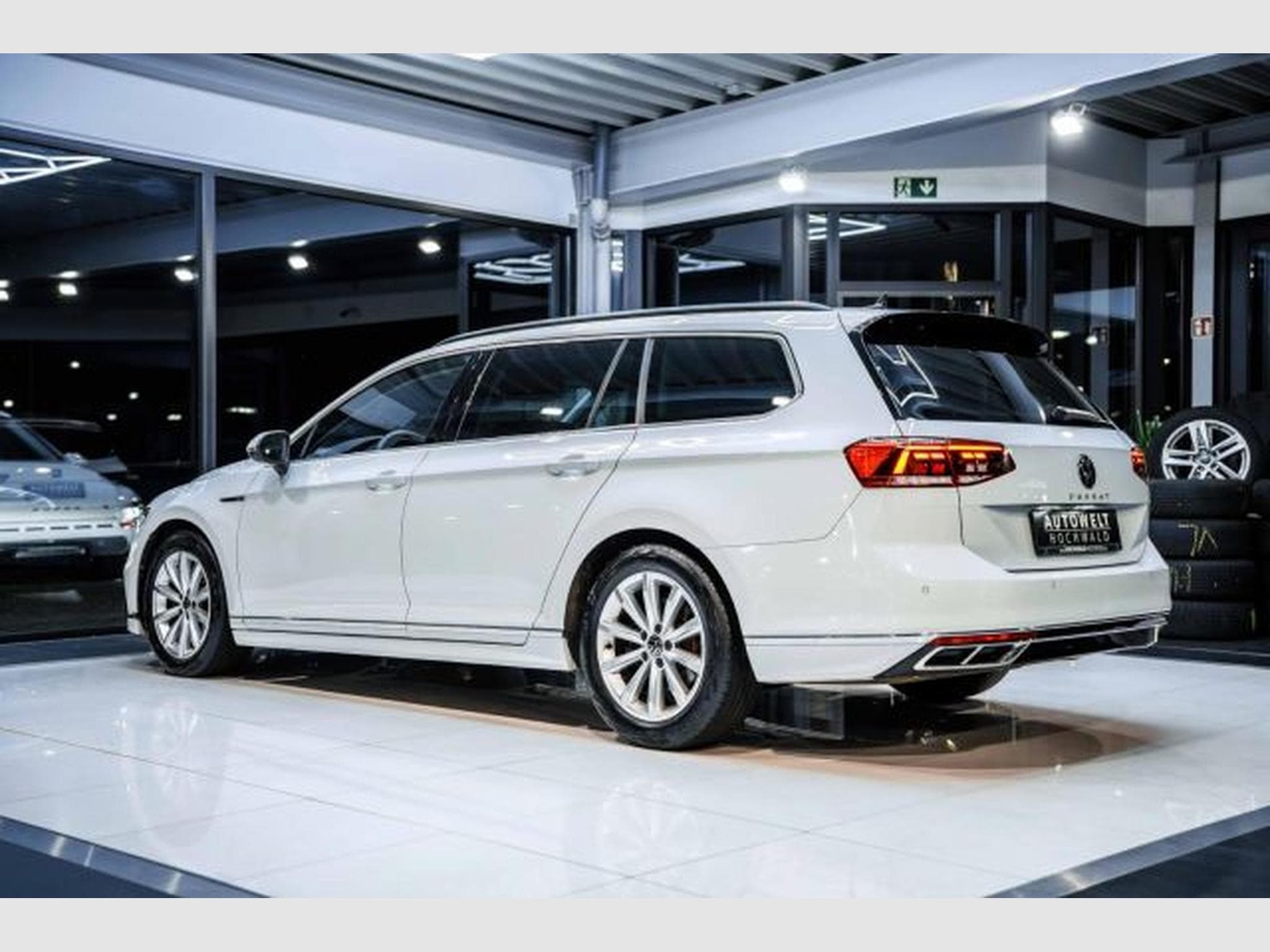 VW Passat Passat Variant 2.0 TDI DSG R-Line RFK AHK SHZG (2023) - Photo 12