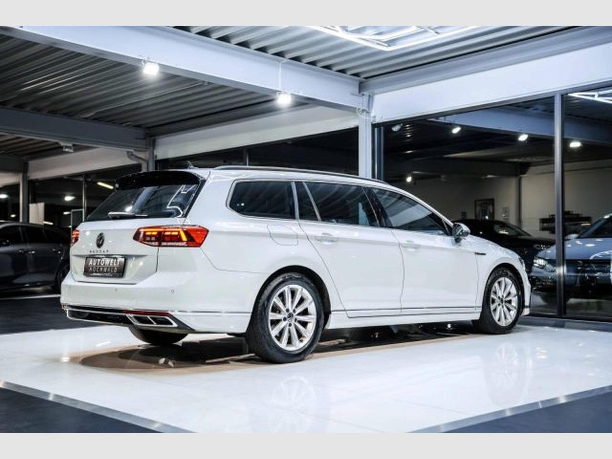 VW Passat Passat Variant 2.0 TDI DSG R-Line RFK AHK SHZG (2023) - Photo 14