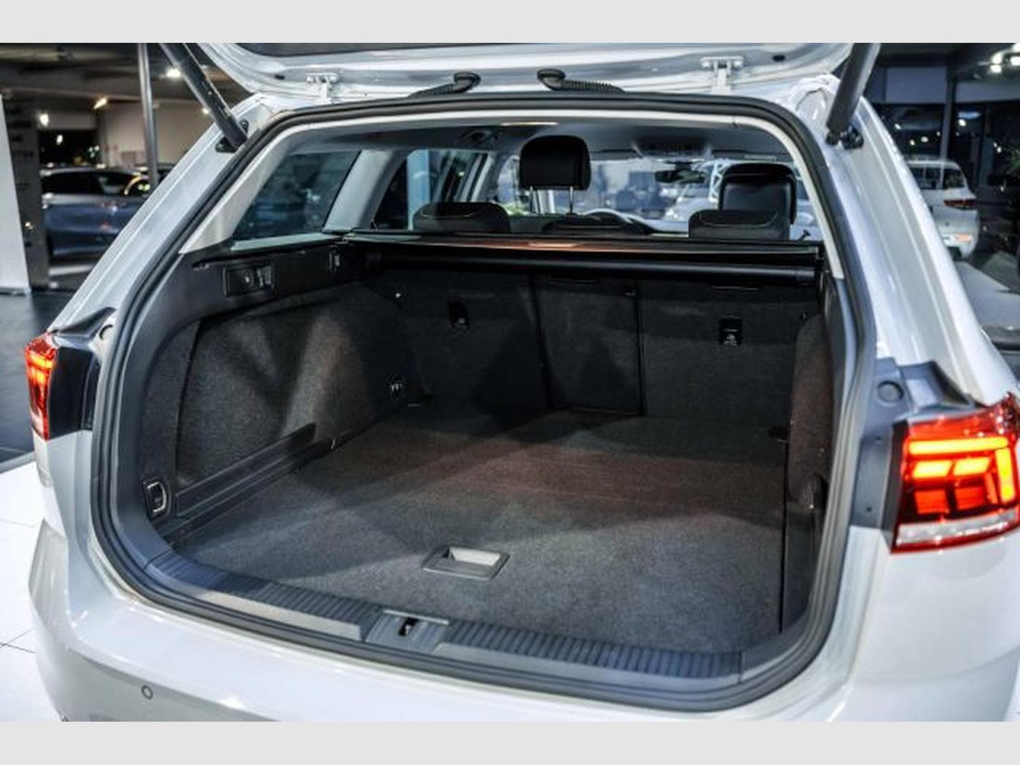 VW Passat Passat Variant 2.0 TDI DSG R-Line RFK AHK SHZG (2023) - Photo 15