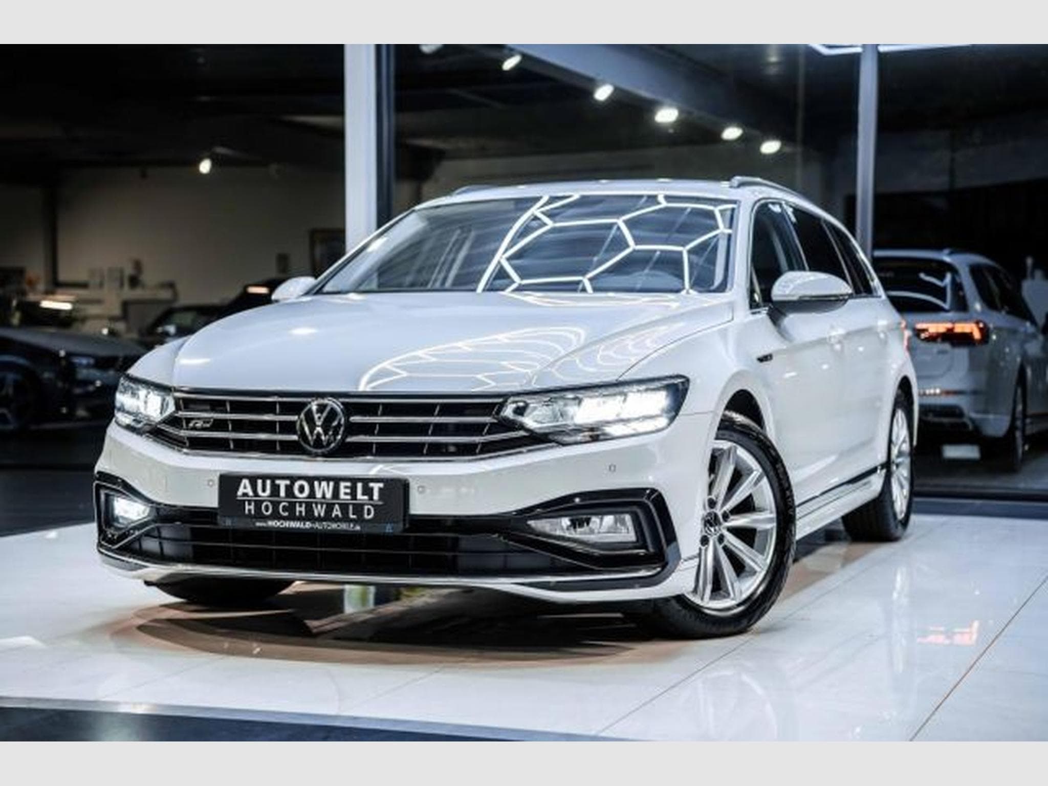 VW Passat Passat Variant 2.0 TDI DSG R-Line RFK AHK SHZG (2023) - Photo 2