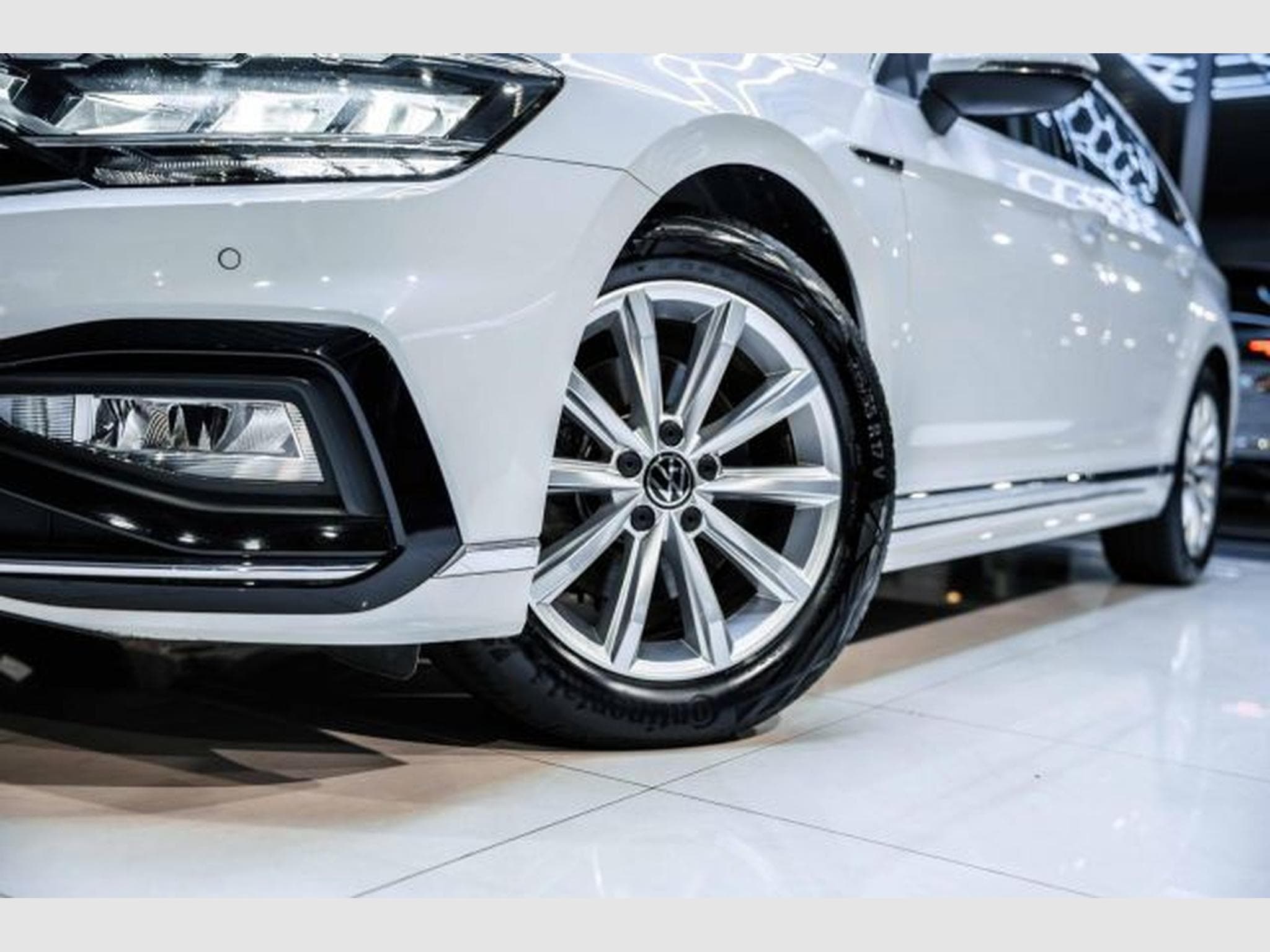 VW Passat Passat Variant 2.0 TDI DSG R-Line RFK AHK SHZG (2023) - Photo 3