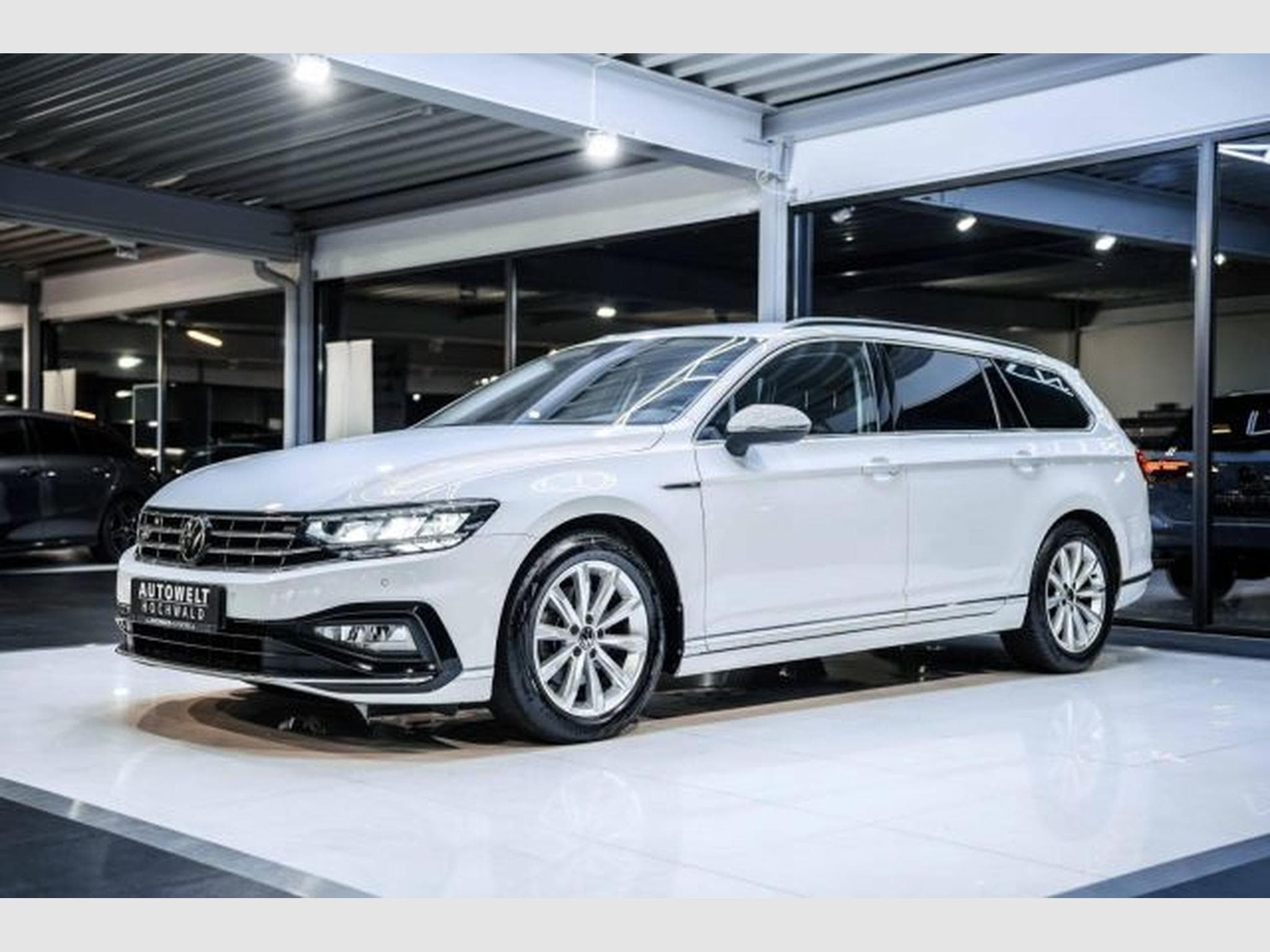 VW Passat Passat Variant 2.0 TDI DSG R-Line RFK AHK SHZG (2023) - Photo 4