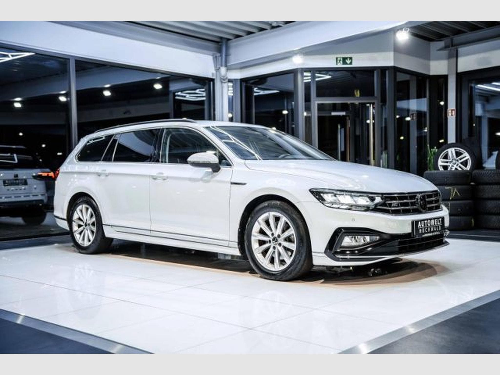 VW Passat Passat Variant 2.0 TDI DSG R-Line RFK AHK SHZG (2023) - Photo 6