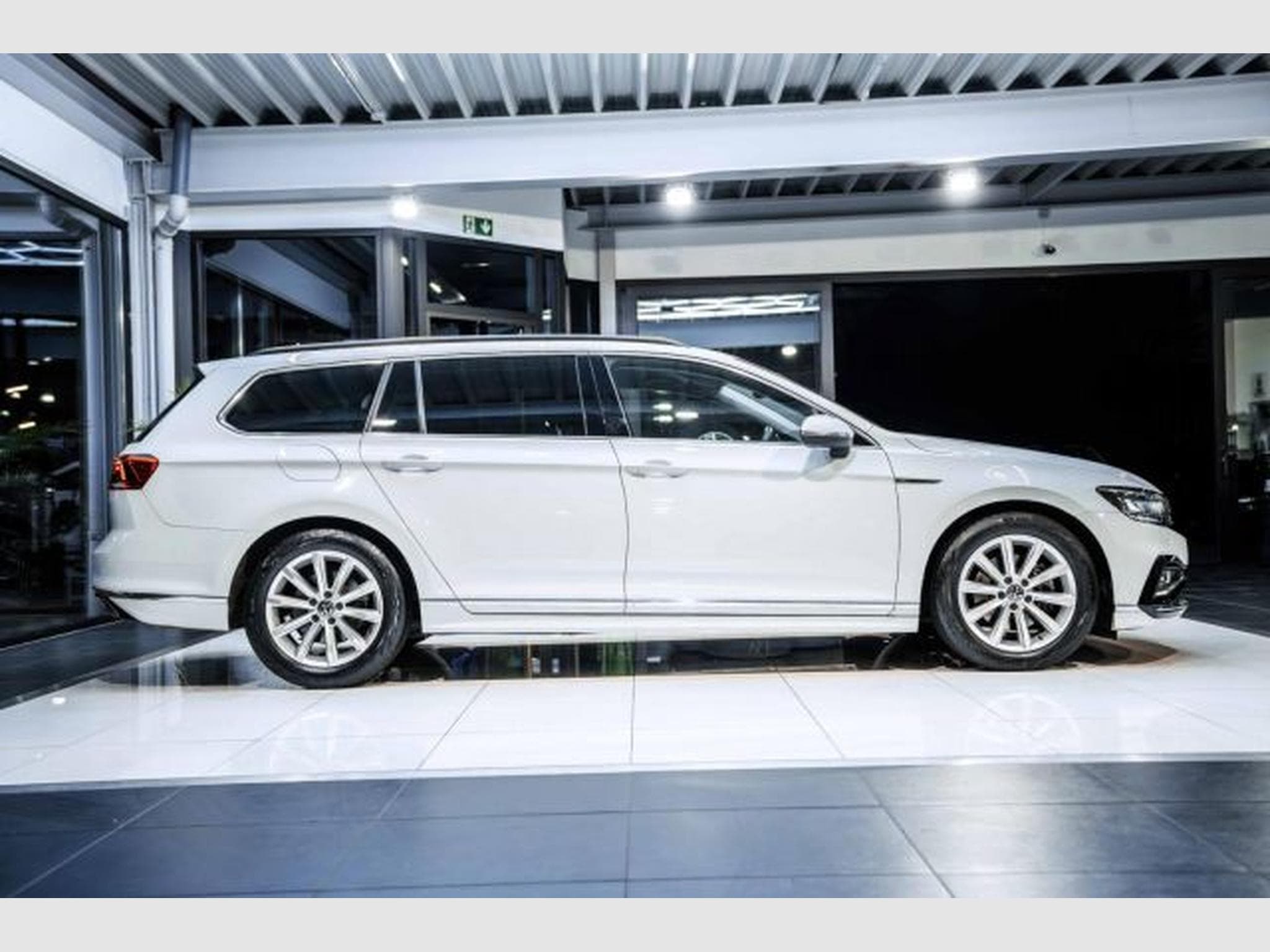 VW Passat Passat Variant 2.0 TDI DSG R-Line RFK AHK SHZG (2023) - Photo 7