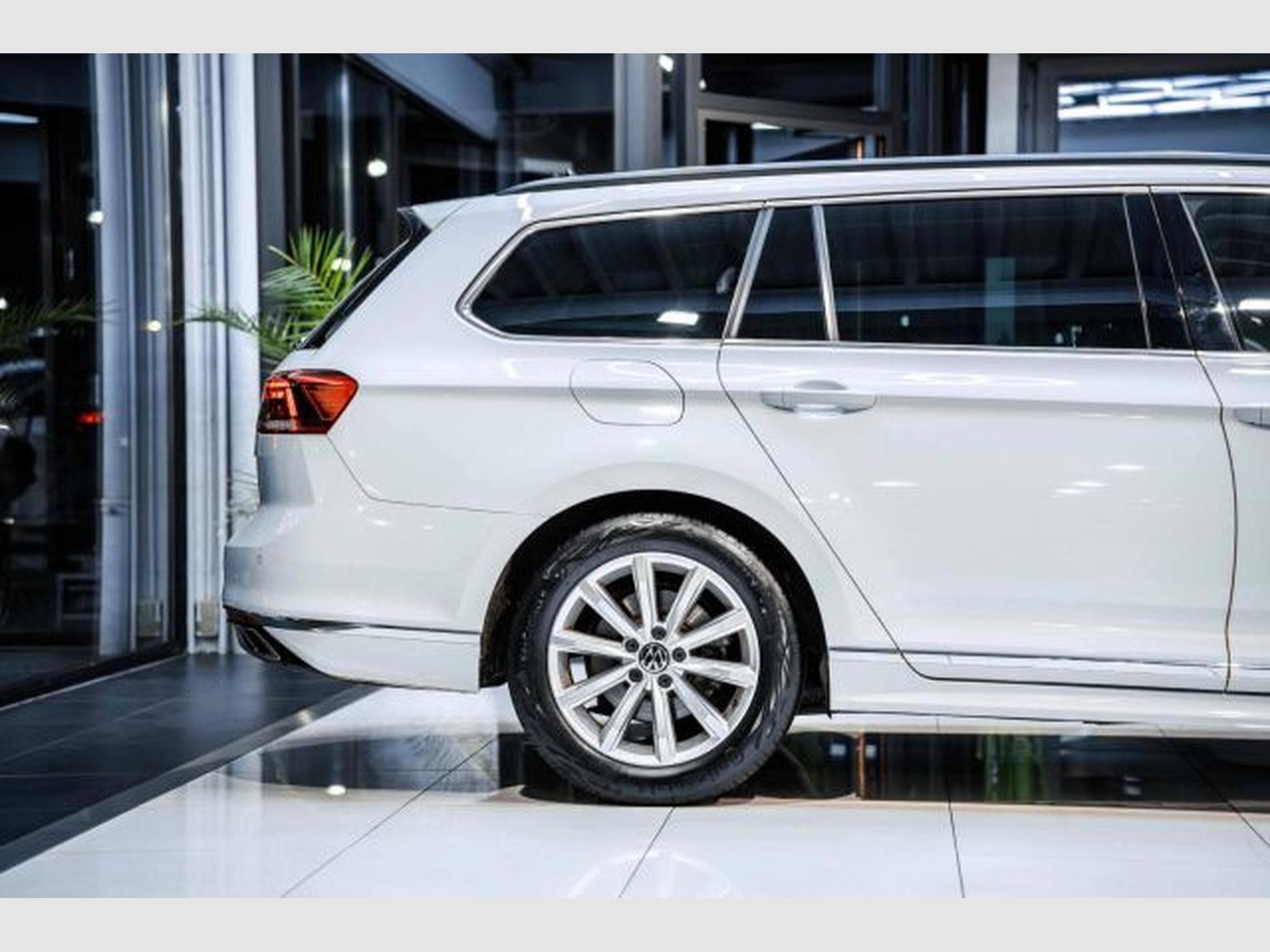 VW Passat Passat Variant 2.0 TDI DSG R-Line RFK AHK SHZG (2023) - Photo 8