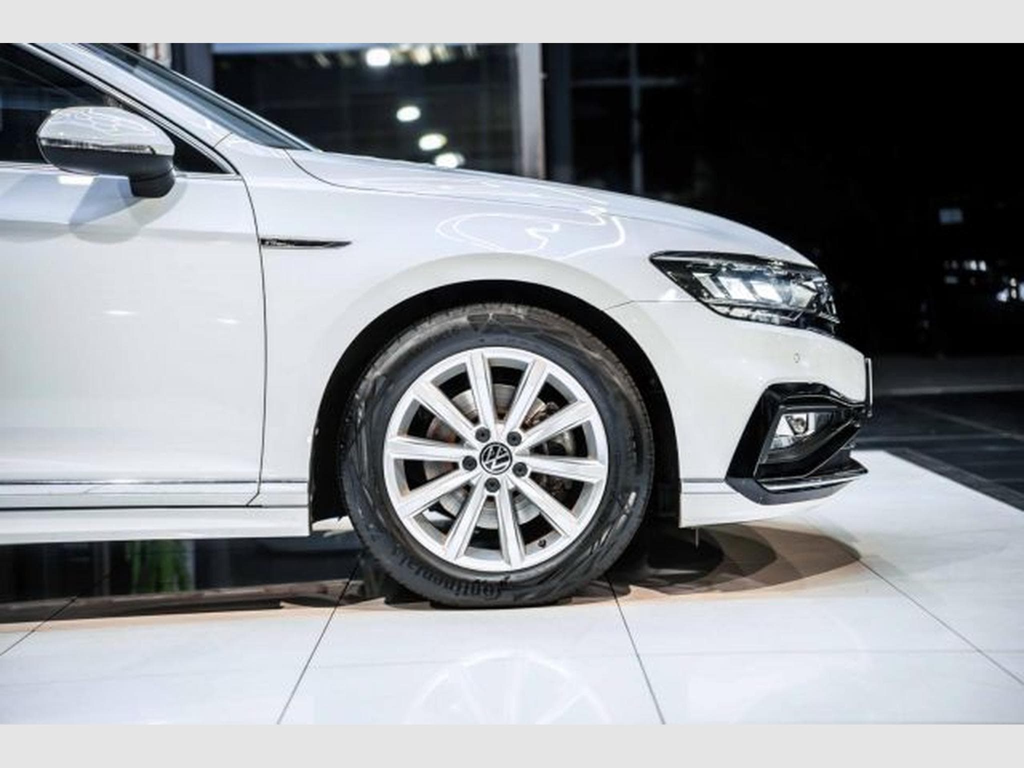 VW Passat Passat Variant 2.0 TDI DSG R-Line RFK AHK SHZG (2023) - Photo 9
