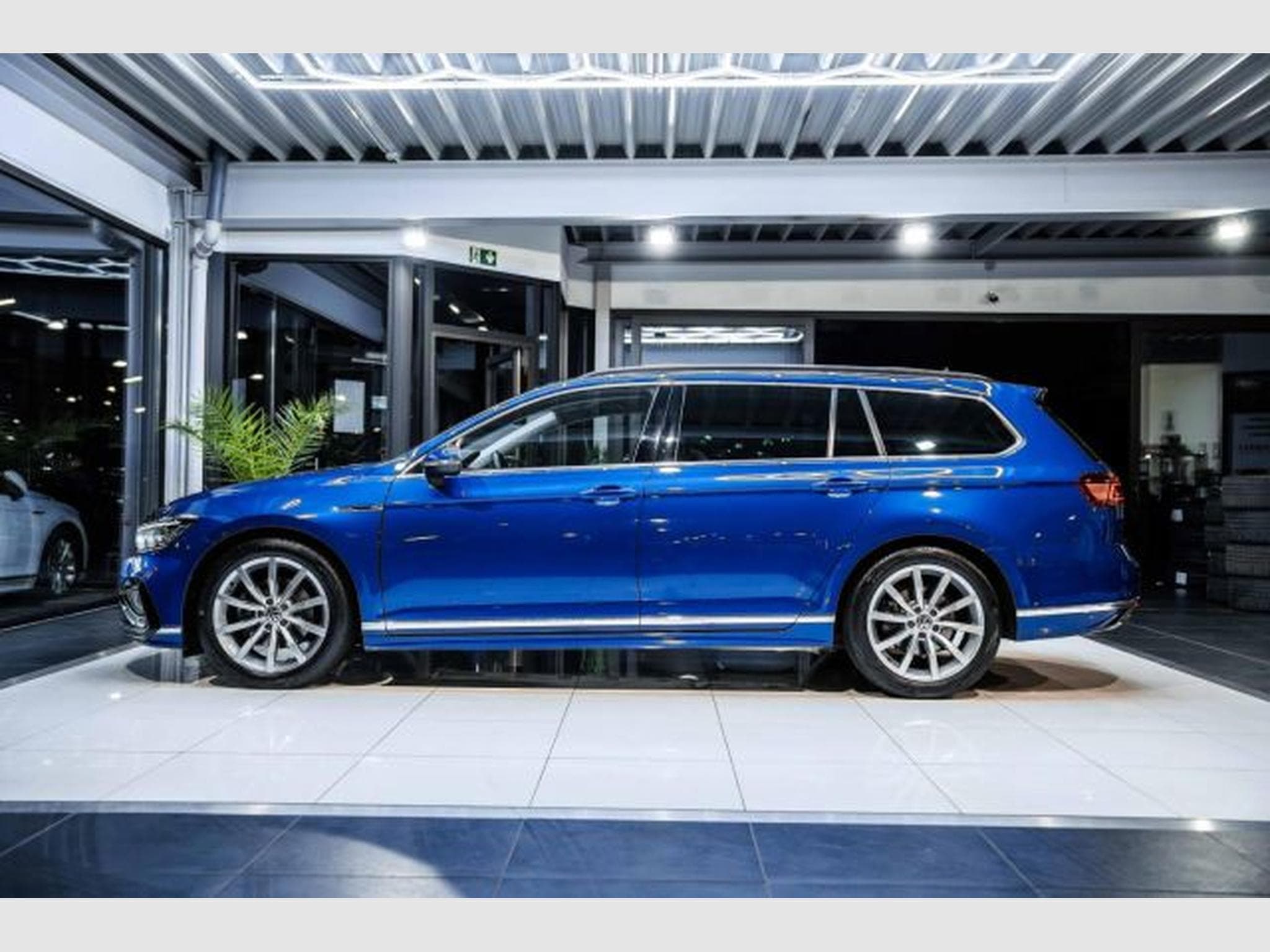 VW Passat Passat Variant 2.0 TDI DSG 3x R-Line NAVI IQ AHK (2023) - Photo 10