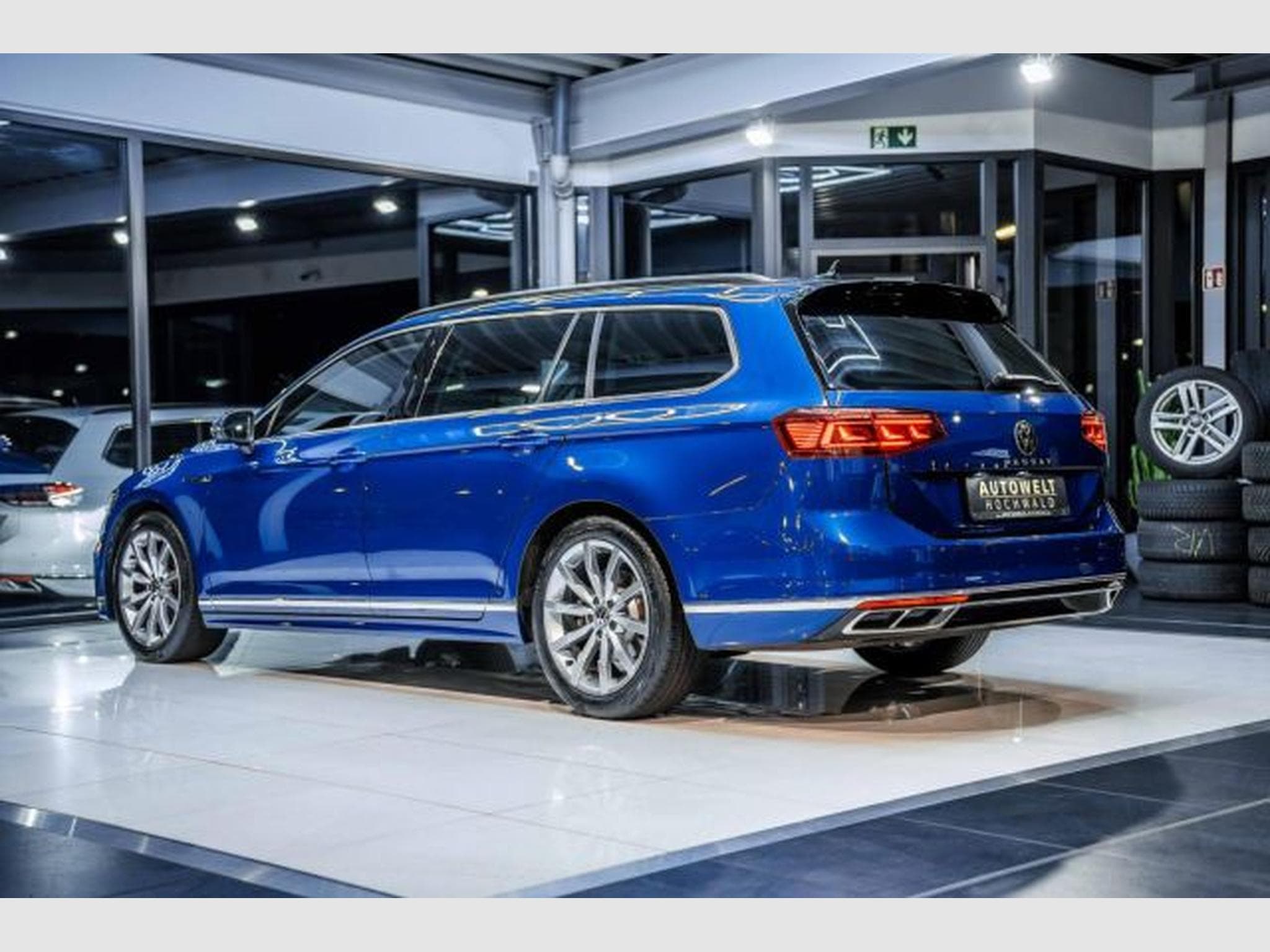 VW Passat Passat Variant 2.0 TDI DSG 3x R-Line NAVI IQ AHK (2023) - Photo 11