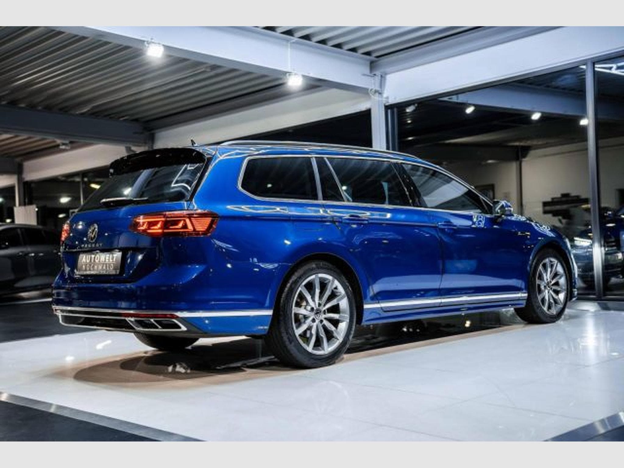 VW Passat Passat Variant 2.0 TDI DSG 3x R-Line NAVI IQ AHK (2023) - Photo 13