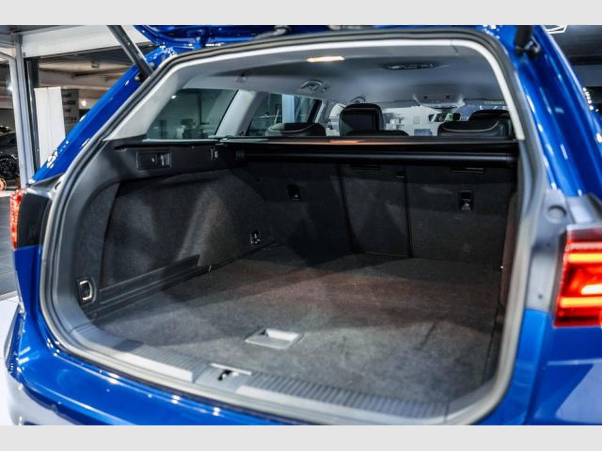 VW Passat Passat Variant 2.0 TDI DSG 3x R-Line NAVI IQ AHK (2023) - Photo 14