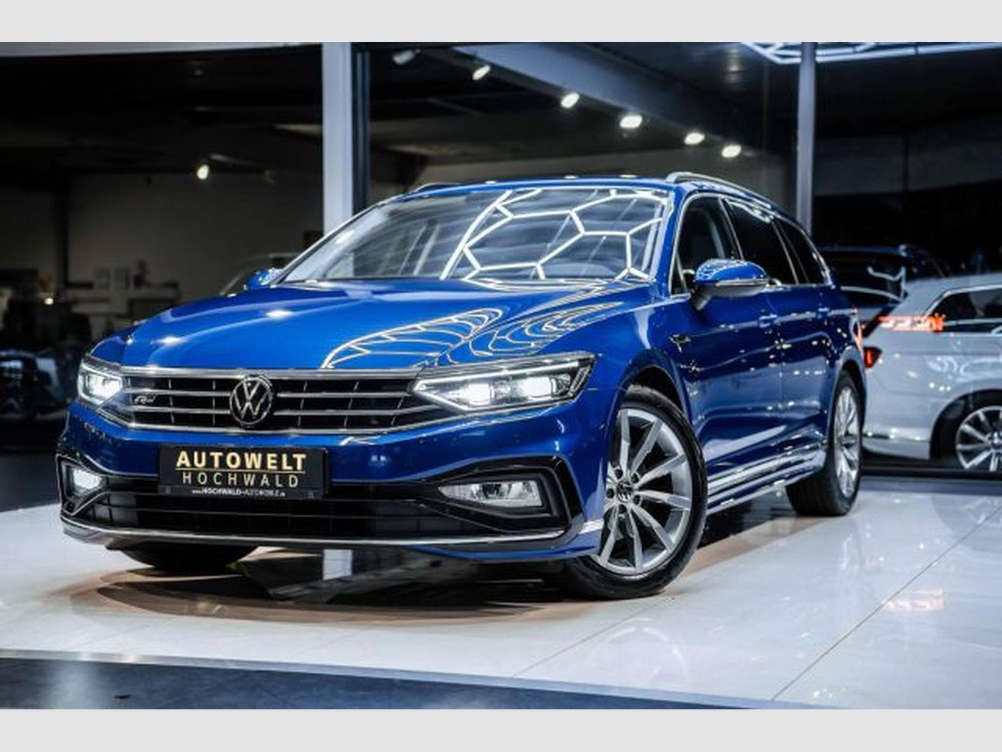VW Passat Passat Variant 2.0 TDI DSG 3x R-Line NAVI IQ AHK (2023) - Photo 2