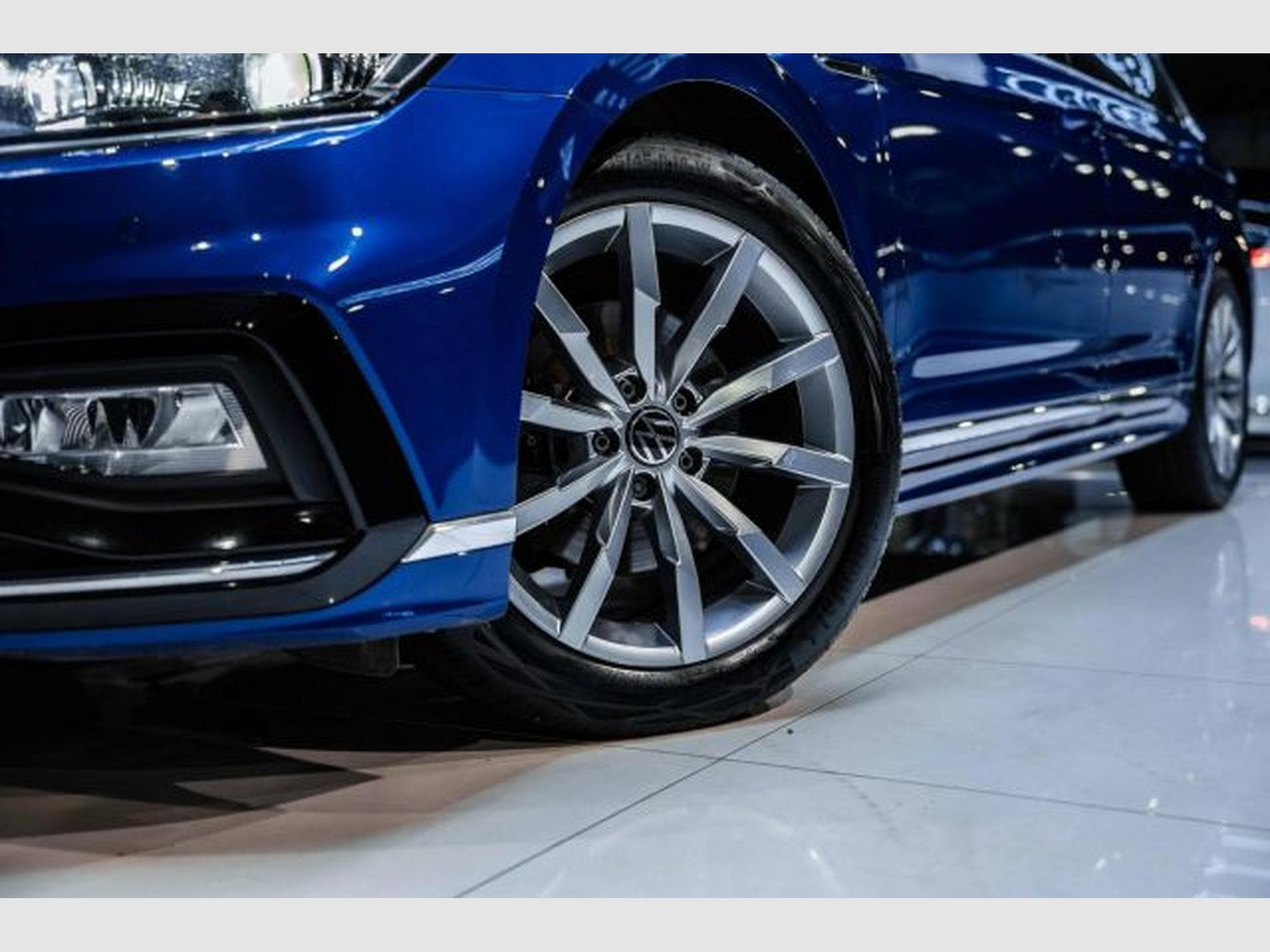 VW Passat Passat Variant 2.0 TDI DSG 3x R-Line NAVI IQ AHK (2023) - Photo 3