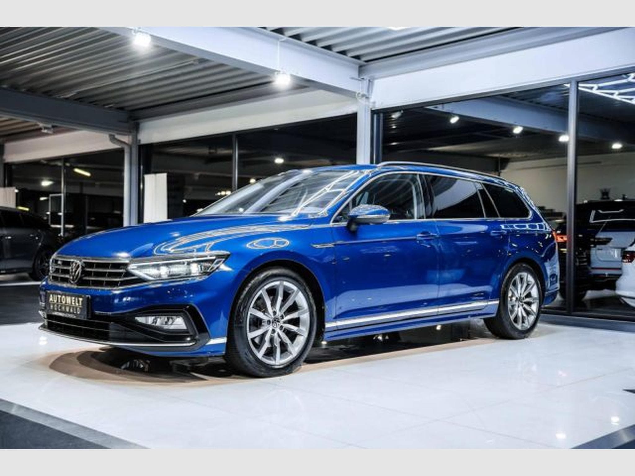 VW Passat Passat Variant 2.0 TDI DSG 3x R-Line NAVI IQ AHK (2023) - Photo 4