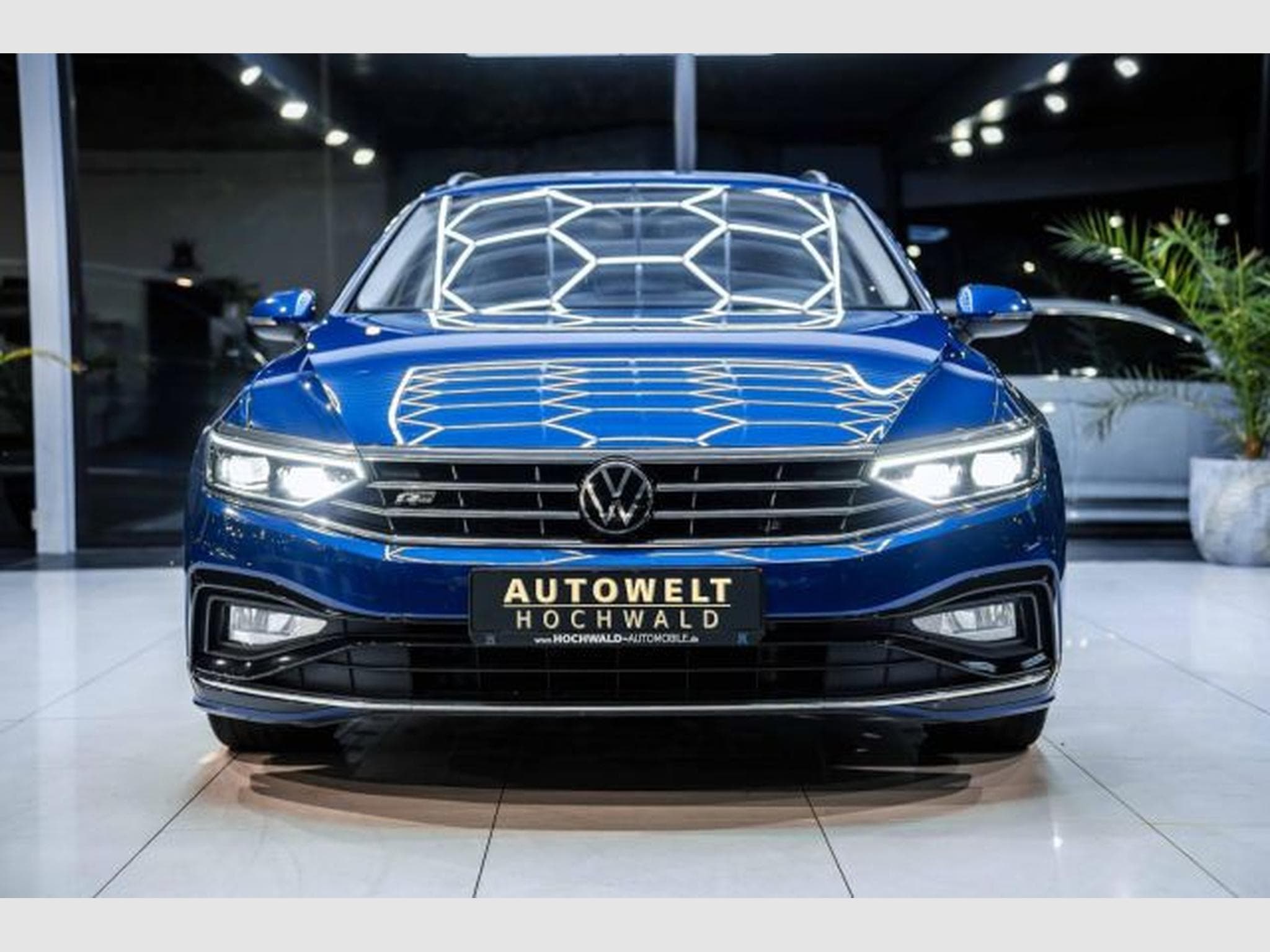 VW Passat Passat Variant 2.0 TDI DSG 3x R-Line NAVI IQ AHK (2023) - Photo 5