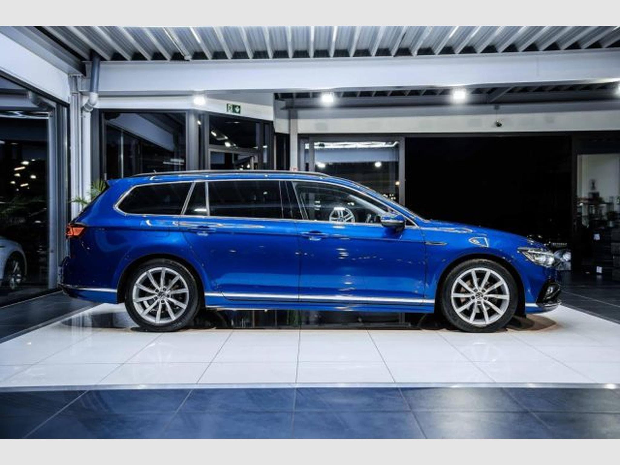 VW Passat Passat Variant 2.0 TDI DSG 3x R-Line NAVI IQ AHK (2023) - Photo 7