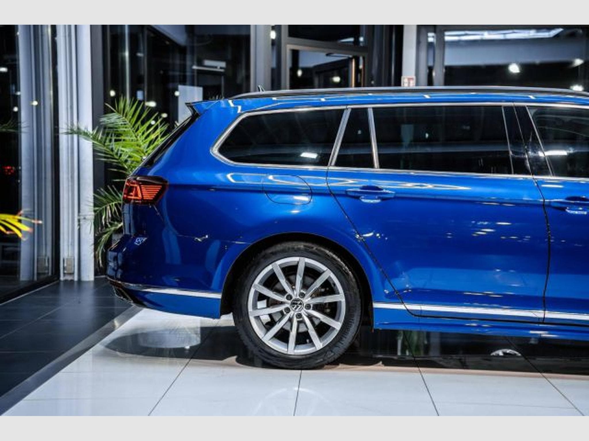 VW Passat Passat Variant 2.0 TDI DSG 3x R-Line NAVI IQ AHK (2023) - Photo 8