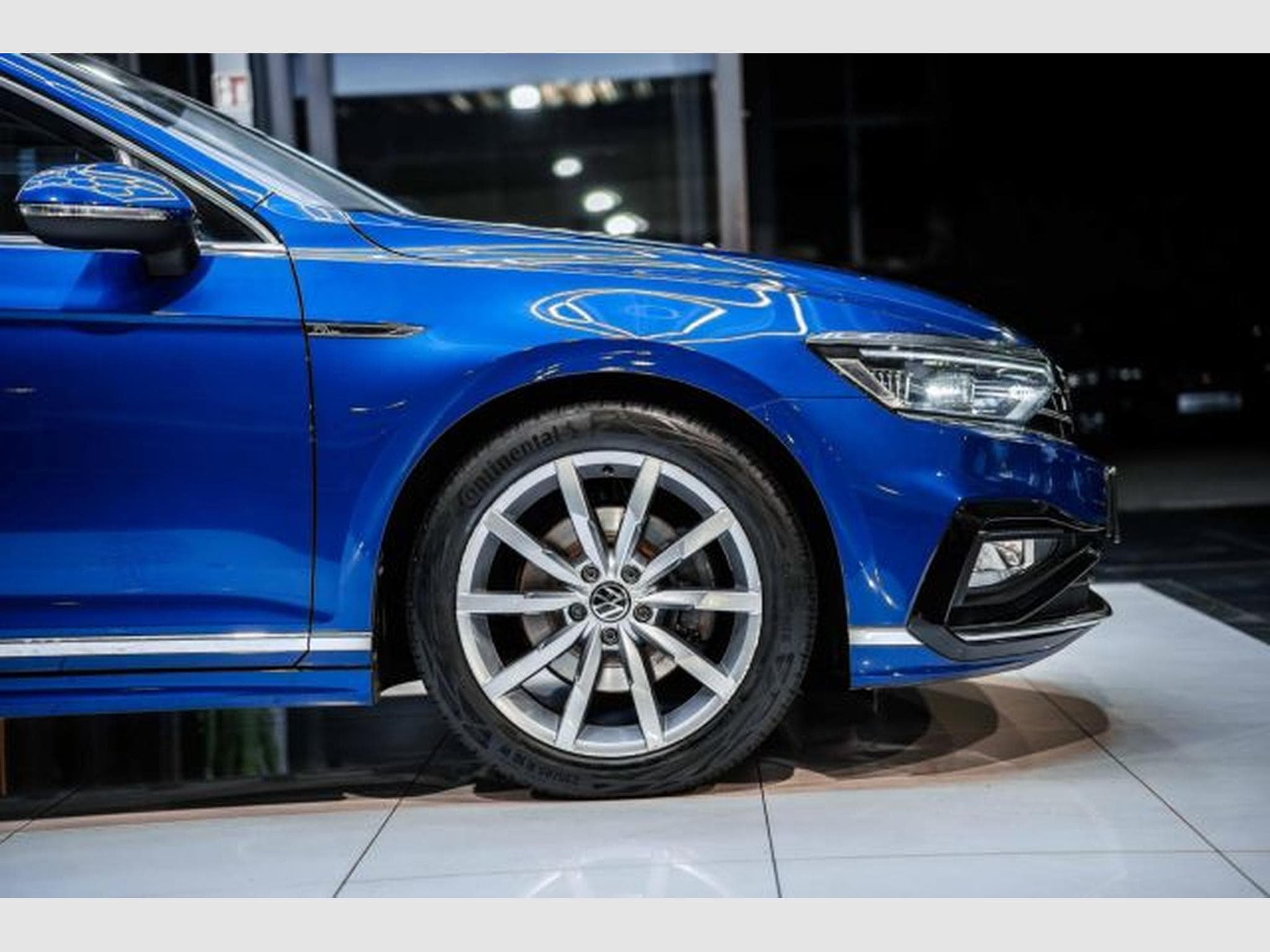 VW Passat Passat Variant 2.0 TDI DSG 3x R-Line NAVI IQ AHK (2023) - Photo 9