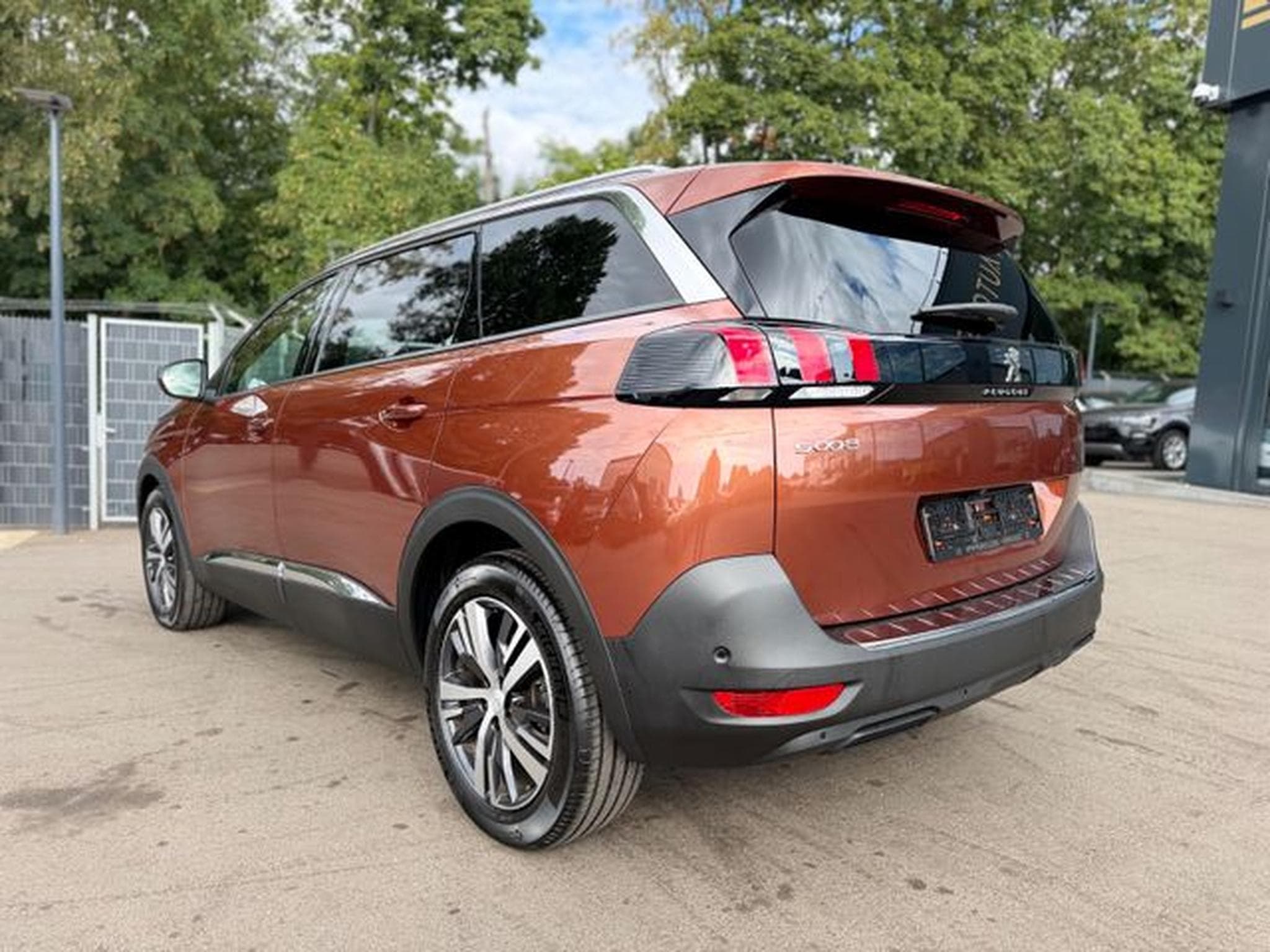 Peugeot 5008 5008 ALLURE PACK*7.SITZER*KAMERA*PDC*NAVI* (2023) - Photo 9