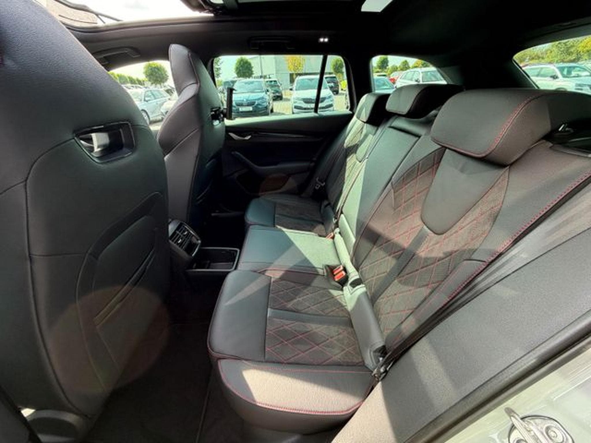 Skoda Octavia Octavia Kombi 2.0TSI RS Pano AHK Leder Canton (2025) - Photo 11