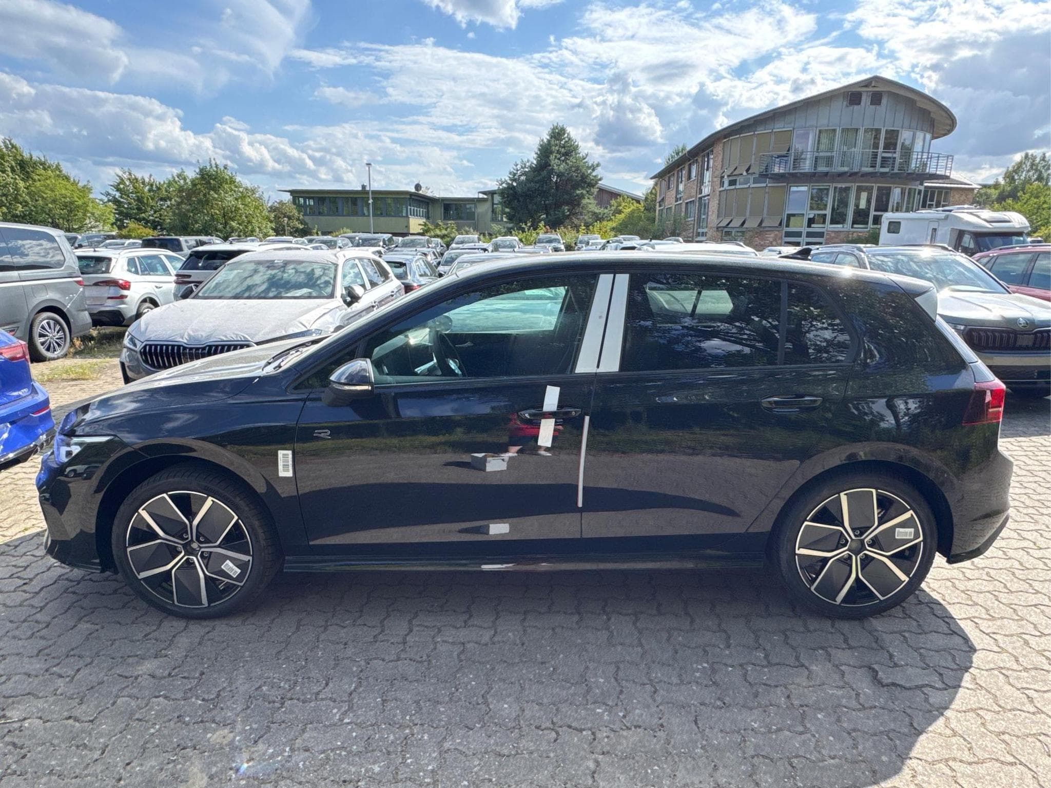 VW Golf R-Line Limited (2026) - Photo 2
