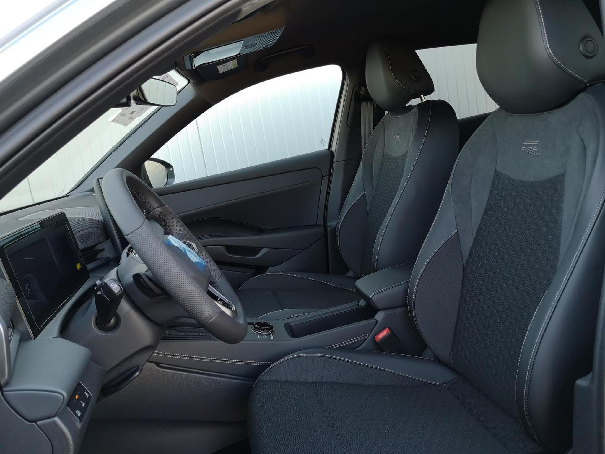 VW T-Roc 1.5 eTSI 110 kW R-Line (2026) - Photo 8
