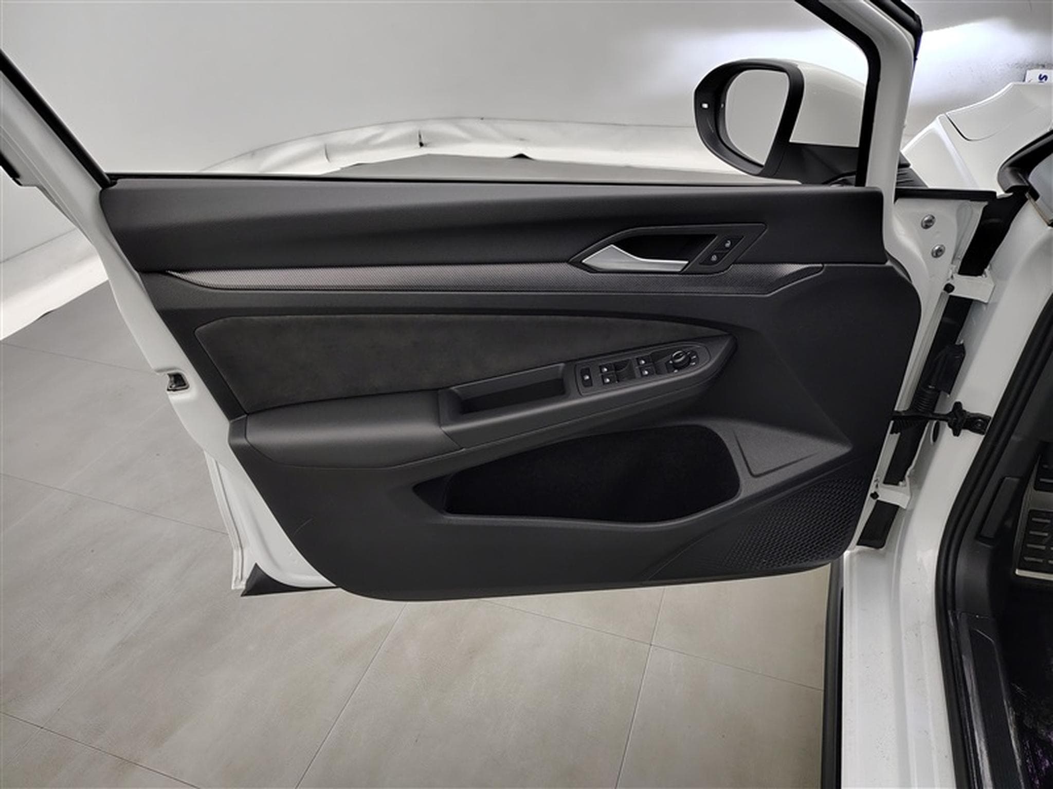 VW Golf 1.5 eTSI 150cv R-Line CARPLAY / FULL LED / CAMERA / JA 17" (2025) - Photo 17