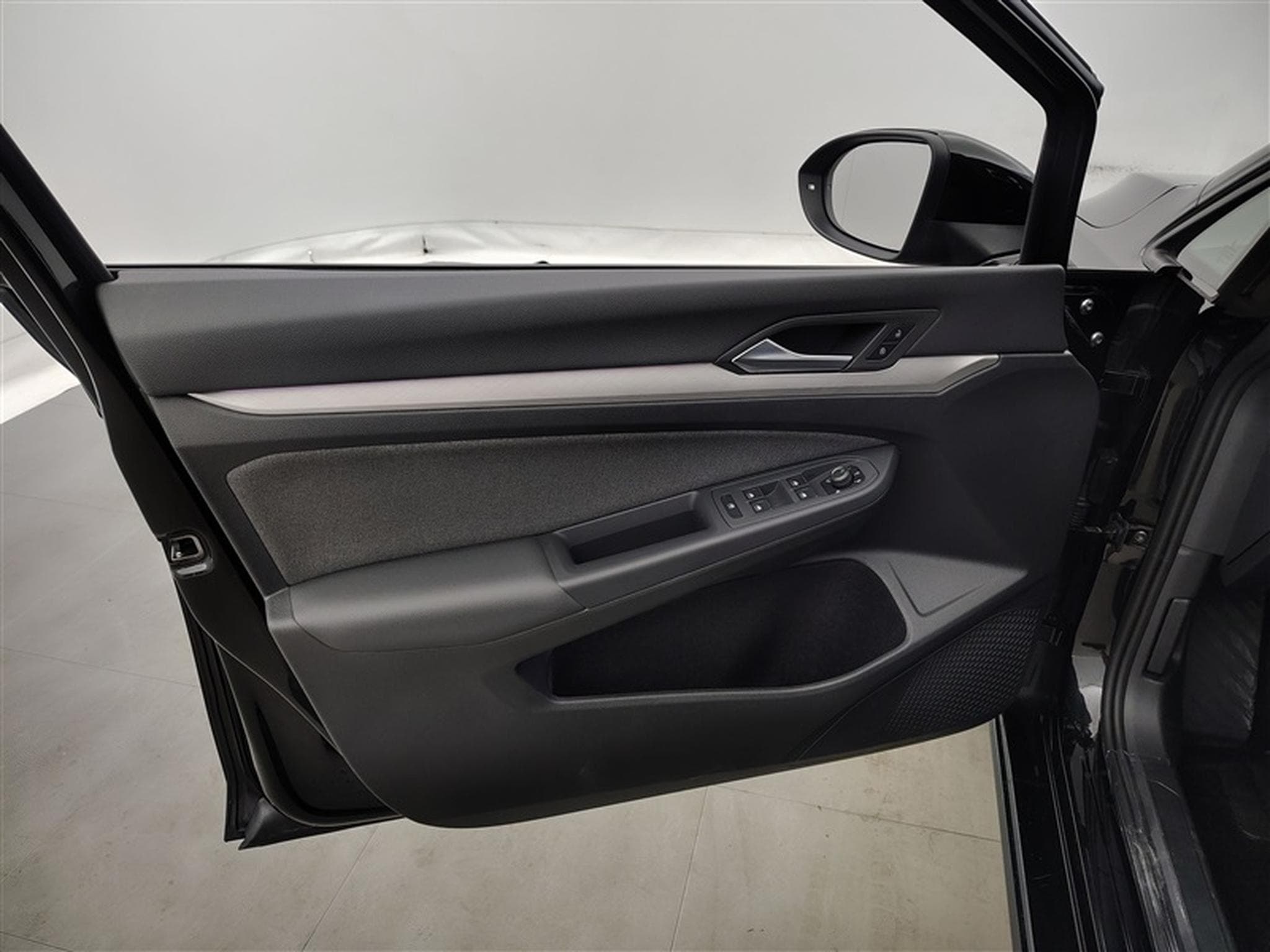 VW Golf 1.5 TSI 115cv Life CARPLAY / FULL LED / PDC AV+AR / JA 16" (2025) - Photo 16