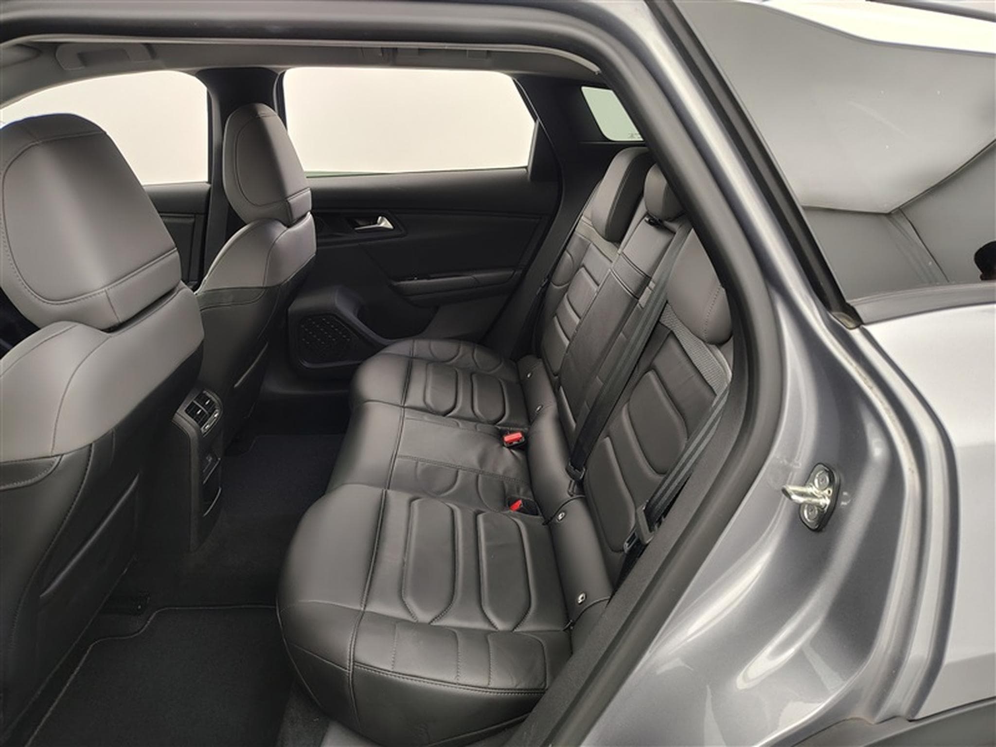 Citroen C5 X 1.2 PureTech 130cv EAT8 Plus NAVI / FULL LED / CUIR / JA 19" (2024) - Photo 13