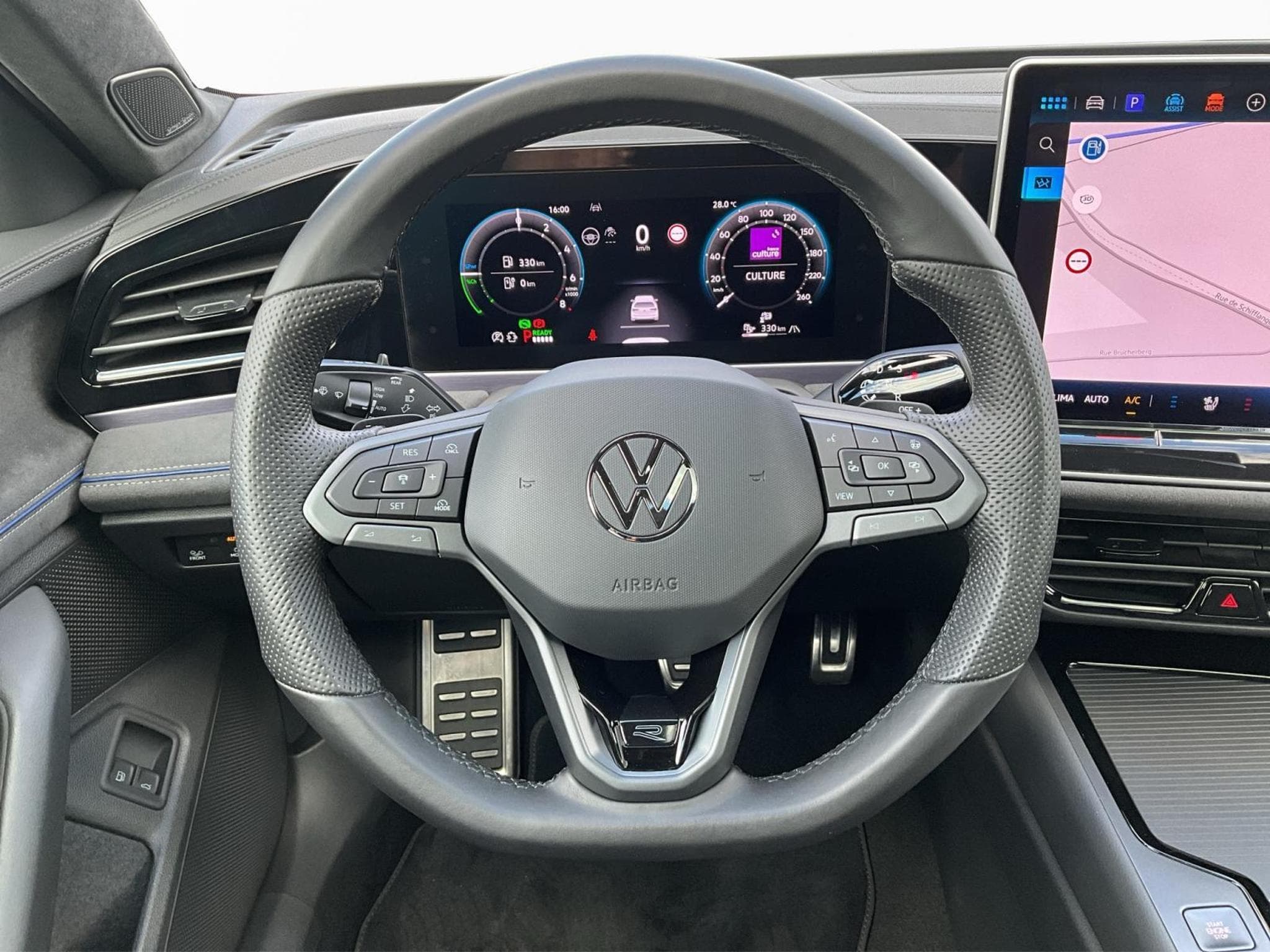 VW Passat R-Line+DSG+PHEV+IQ-Drive+Pano+AHK (2025) - Photo 10