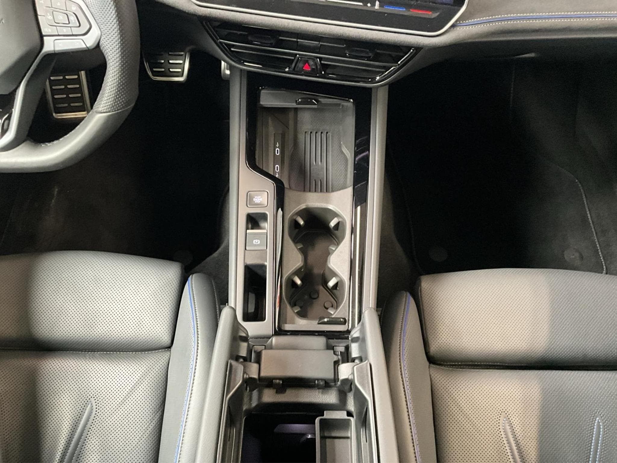 VW Passat R-Line+DSG+PHEV+IQ-Drive+Pano+AHK (2025) - Photo 12