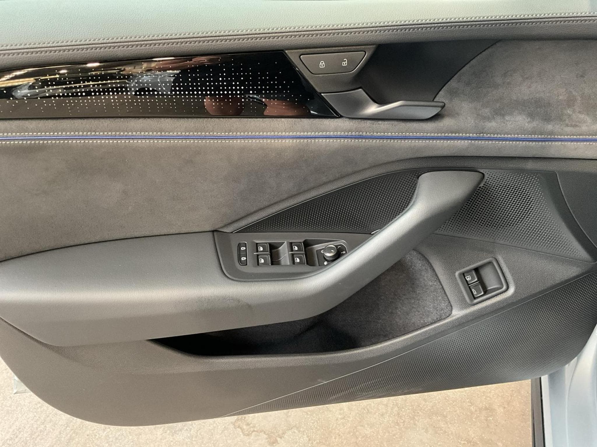 VW Passat R-Line+DSG+PHEV+IQ-Drive+Pano+AHK (2025) - Photo 14
