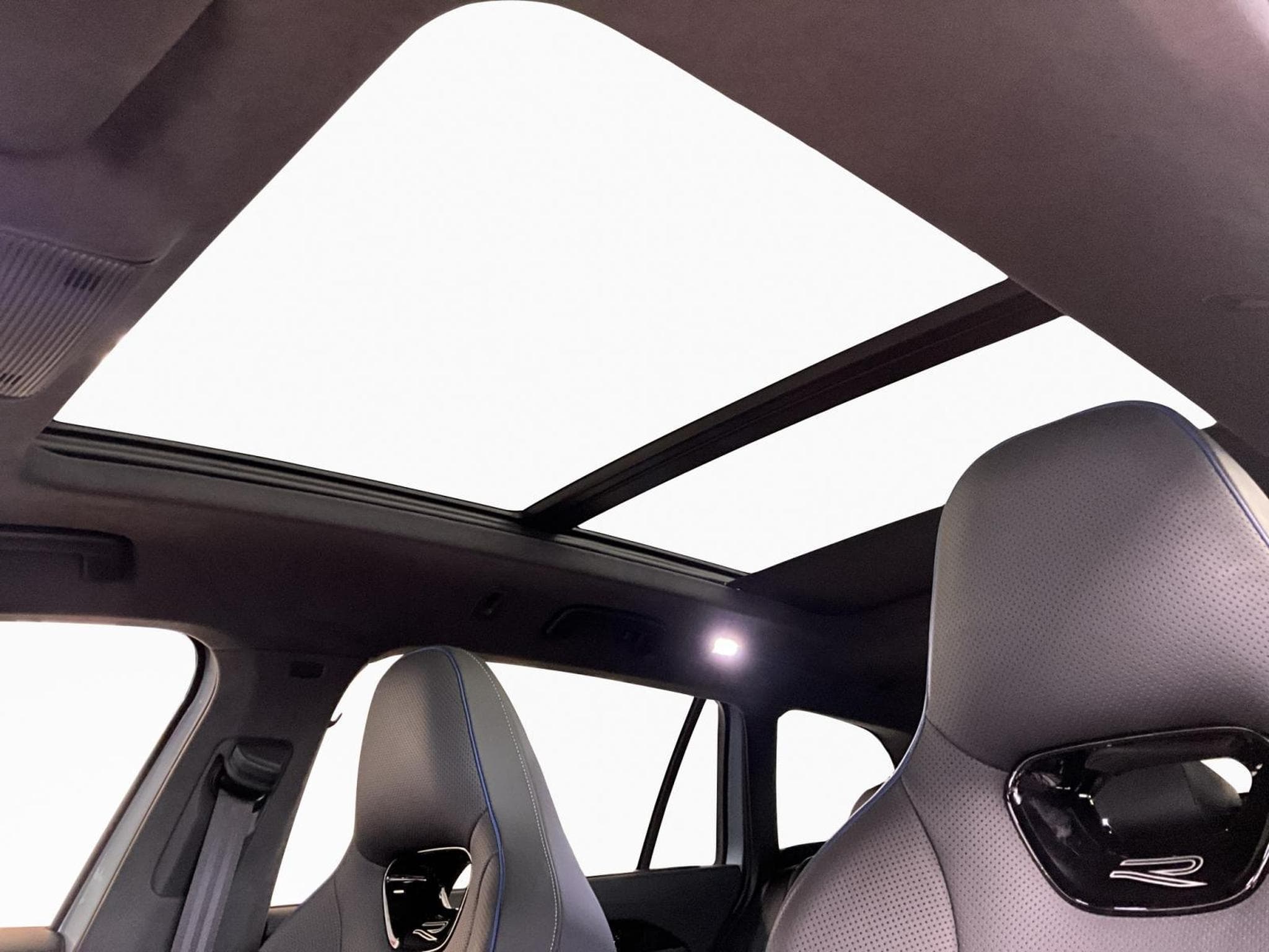 VW Passat R-Line+DSG+PHEV+IQ-Drive+Pano+AHK (2025) - Photo 15