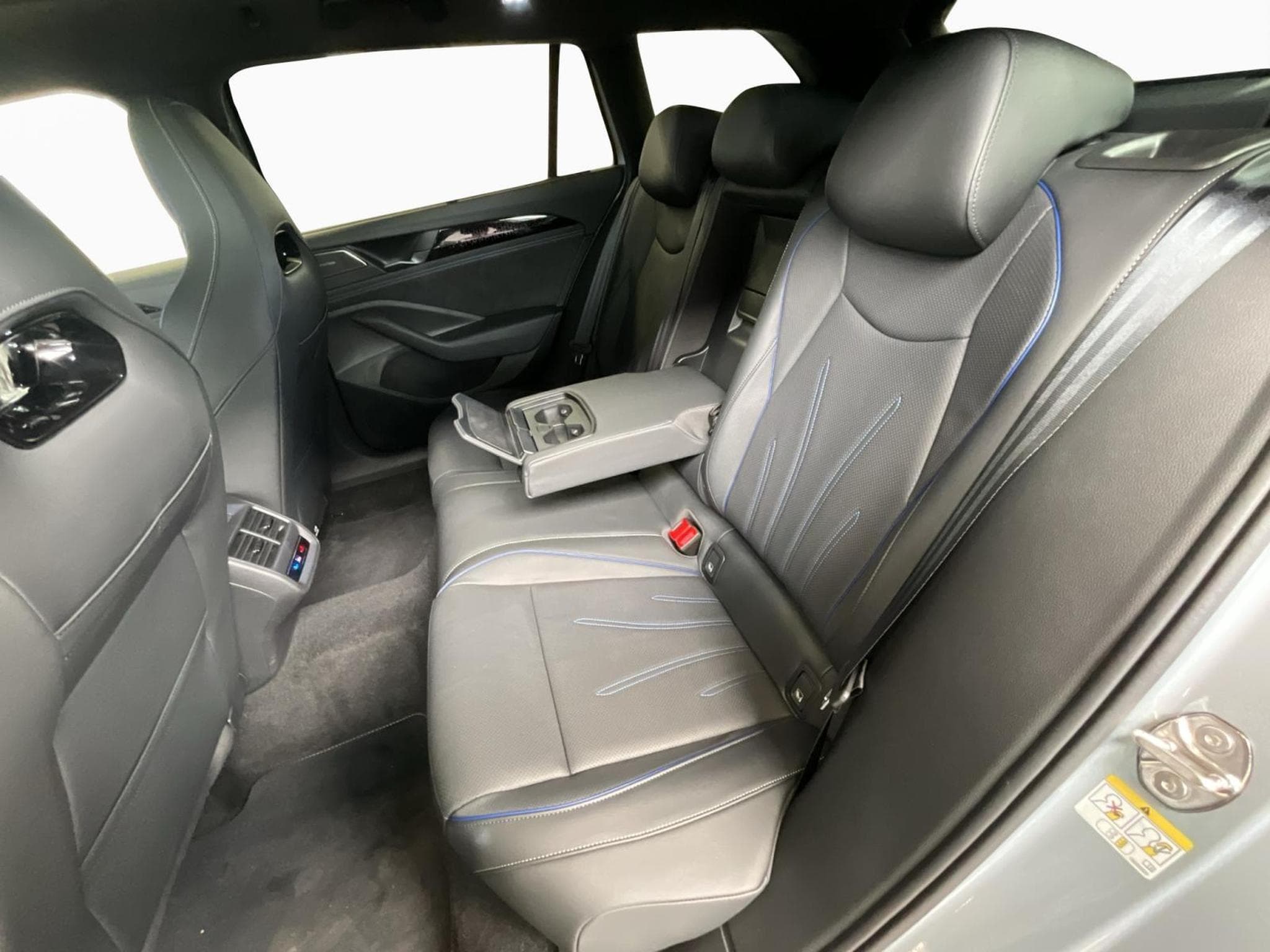 VW Passat R-Line+DSG+PHEV+IQ-Drive+Pano+AHK (2025) - Photo 16