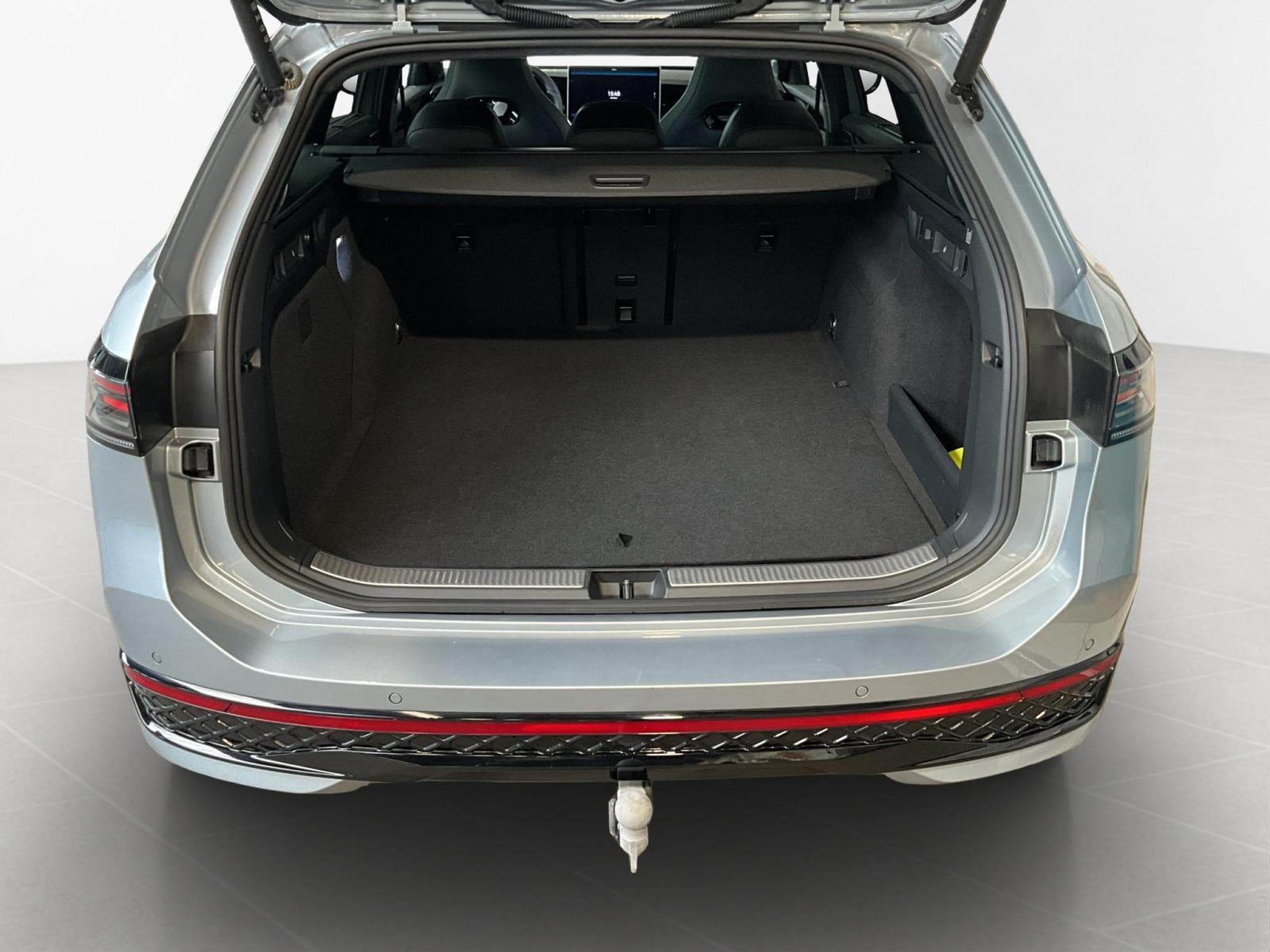 VW Passat R-Line+DSG+PHEV+IQ-Drive+Pano+AHK (2025) - Photo 17