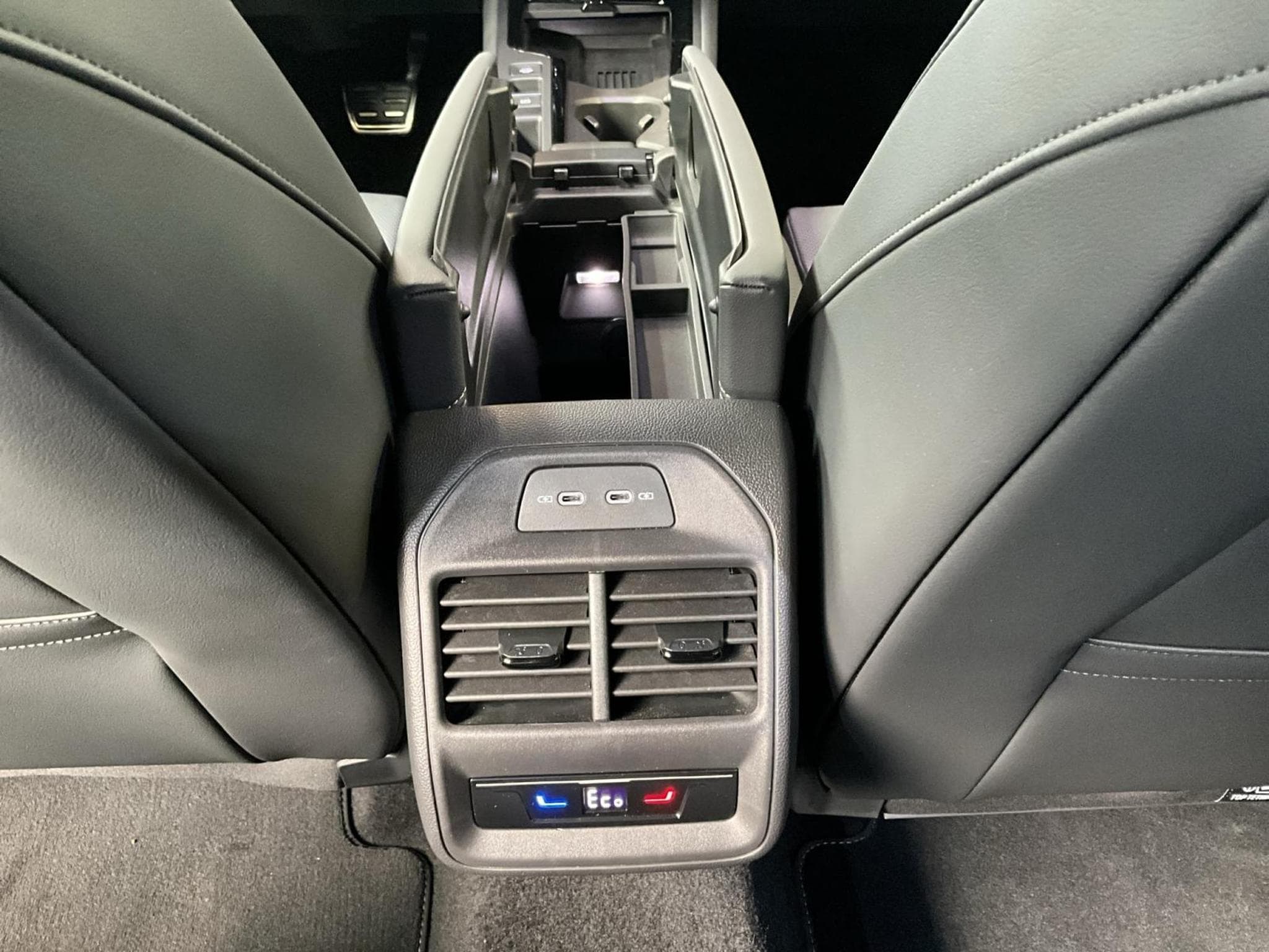 VW Passat R-Line+DSG+PHEV+IQ-Drive+Pano+AHK (2025) - Photo 19
