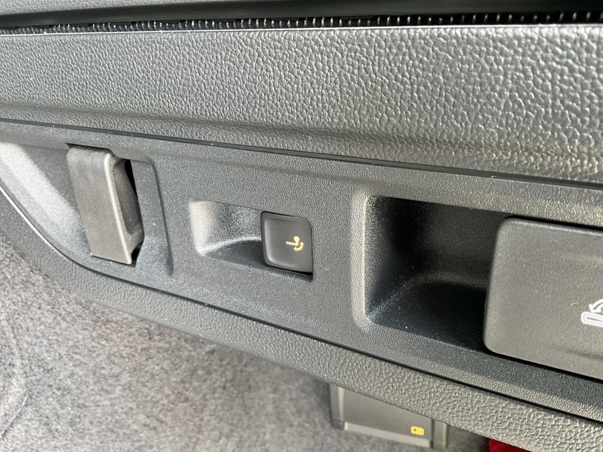 VW Passat R-Line+DSG+PHEV+IQ-Drive+Pano+AHK (2025) - Photo 21