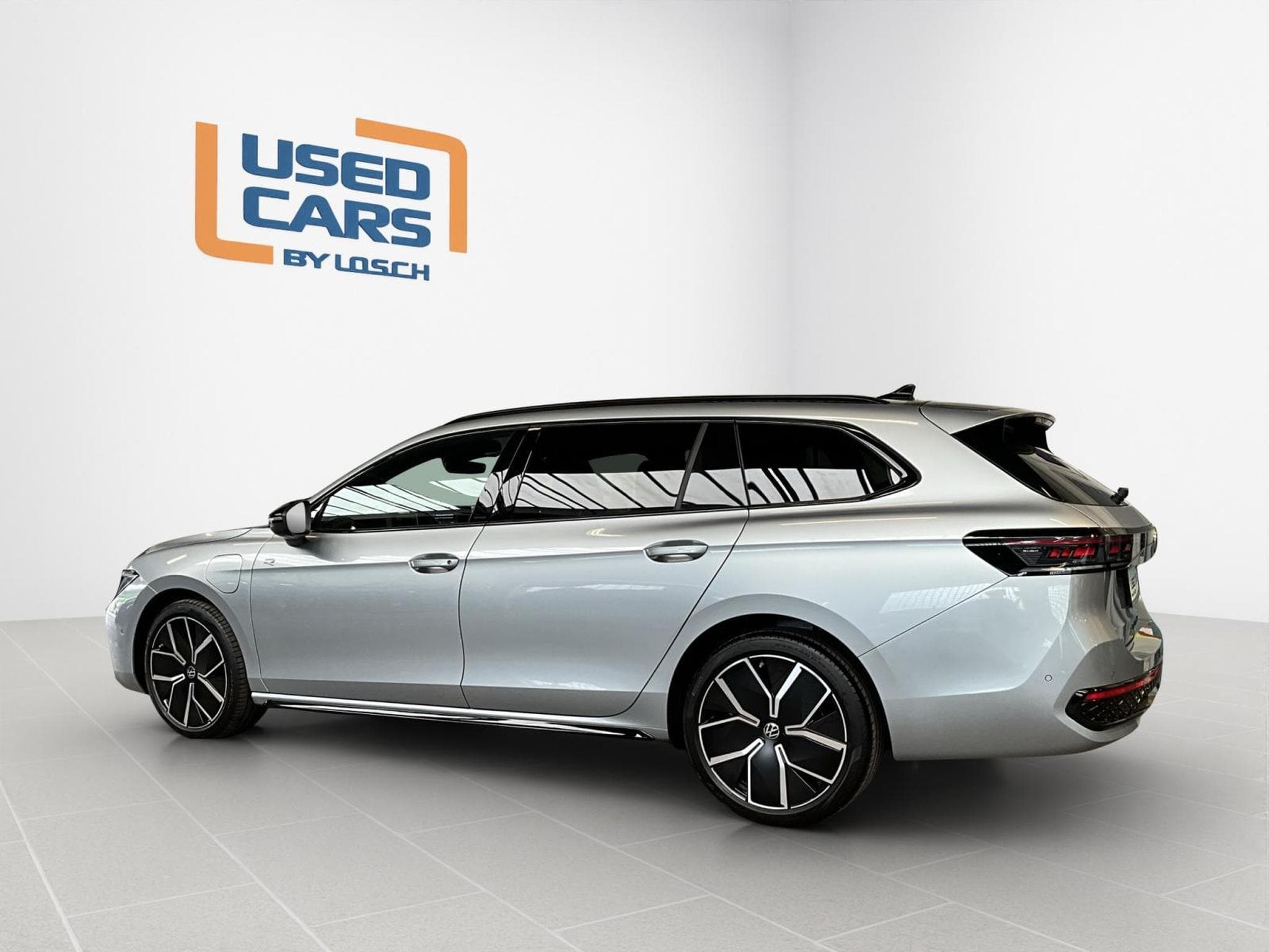 VW Passat R-Line+DSG+PHEV+IQ-Drive+Pano+AHK (2025) - Photo 5