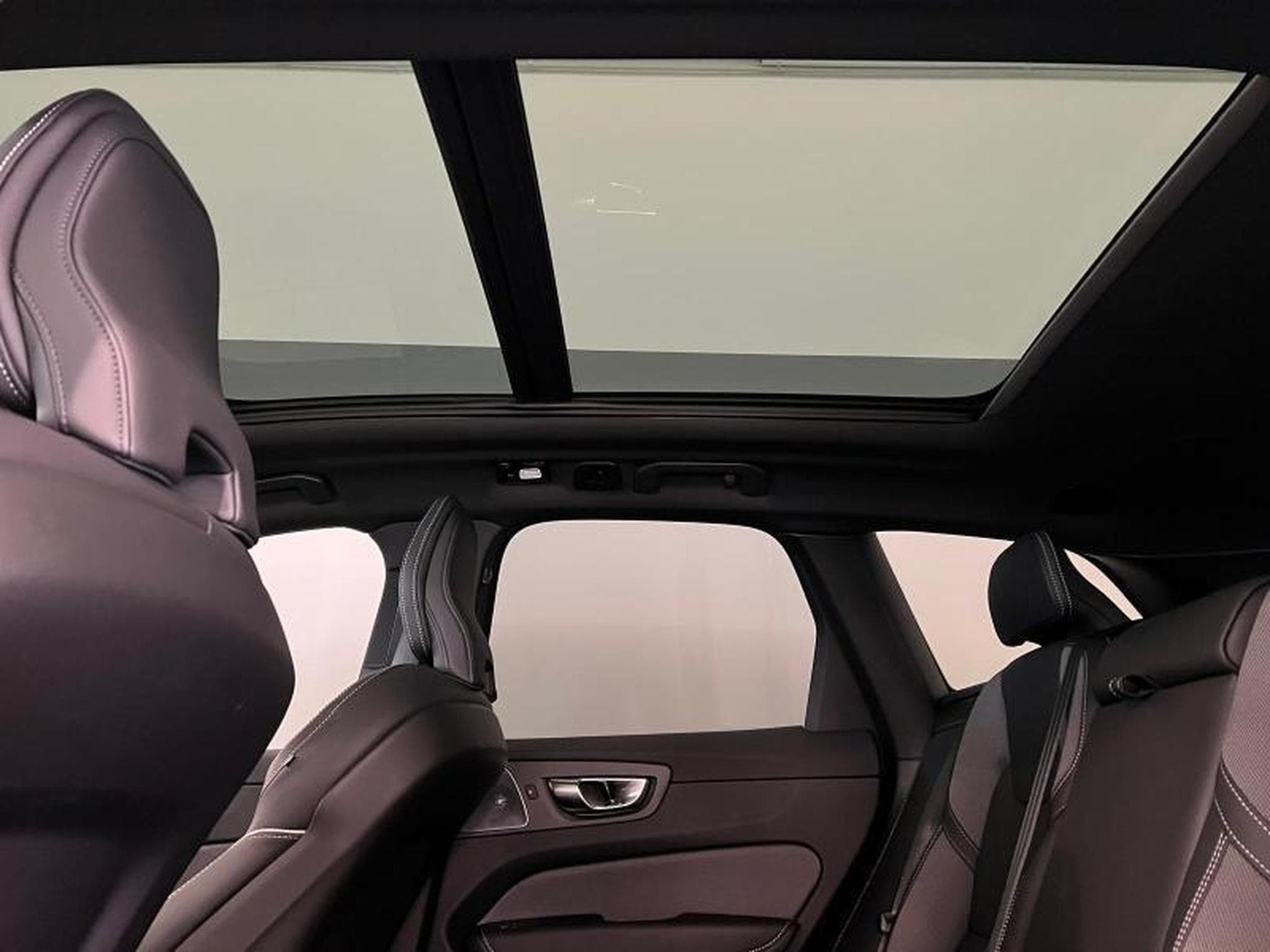 Volvo XC60 Ultra Dark (2025) - Foto 12