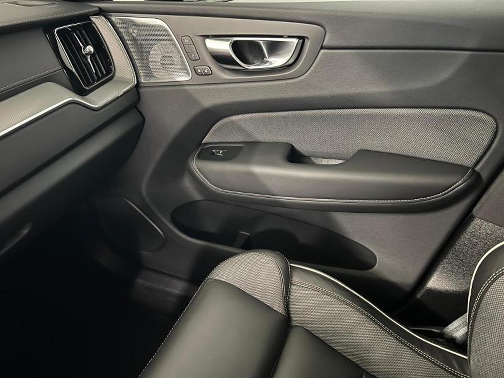 Volvo XC60 Ultra Dark (2025) - Foto 16
