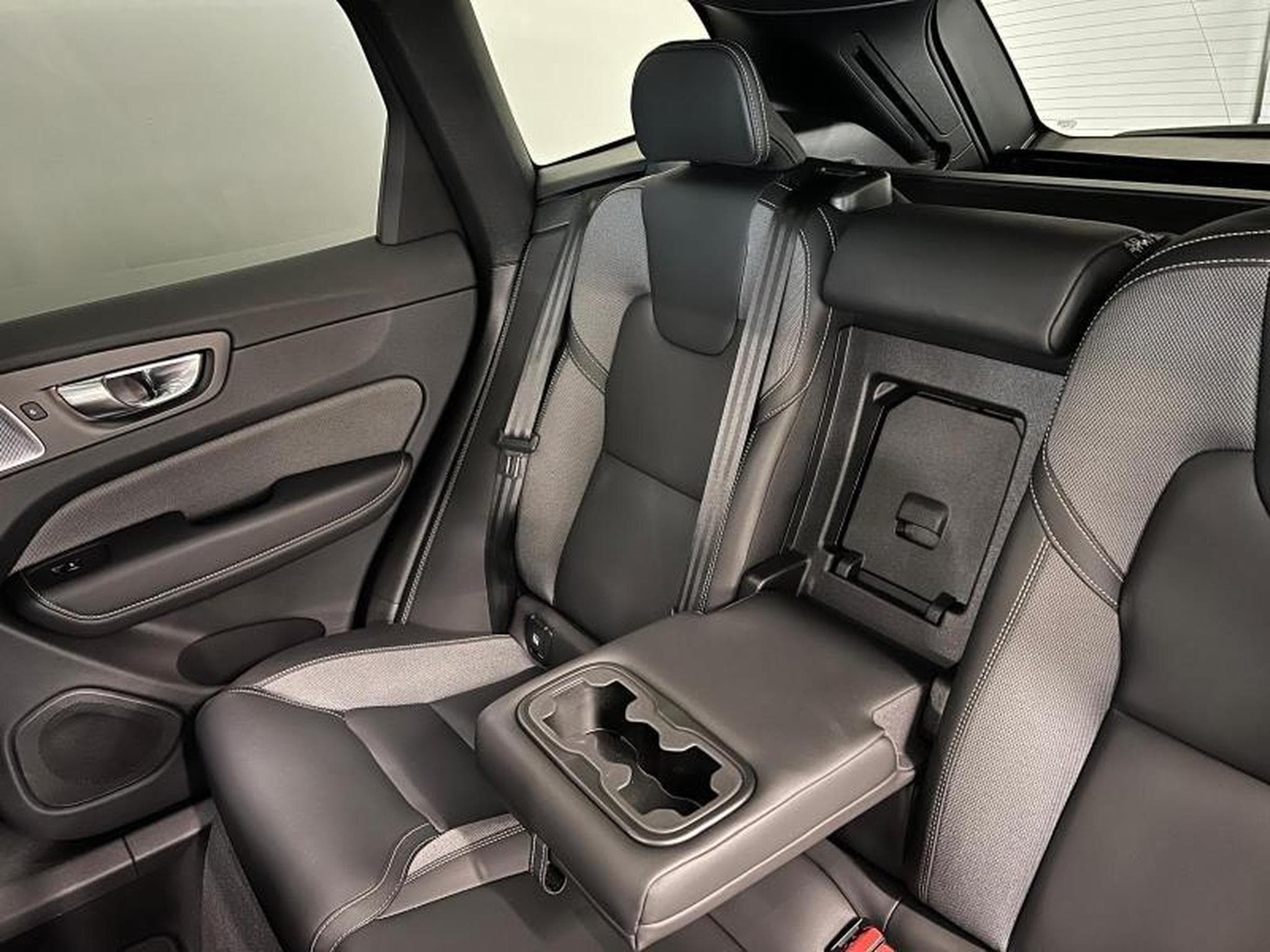 Volvo XC60 Ultra Dark (2025) - Foto 17