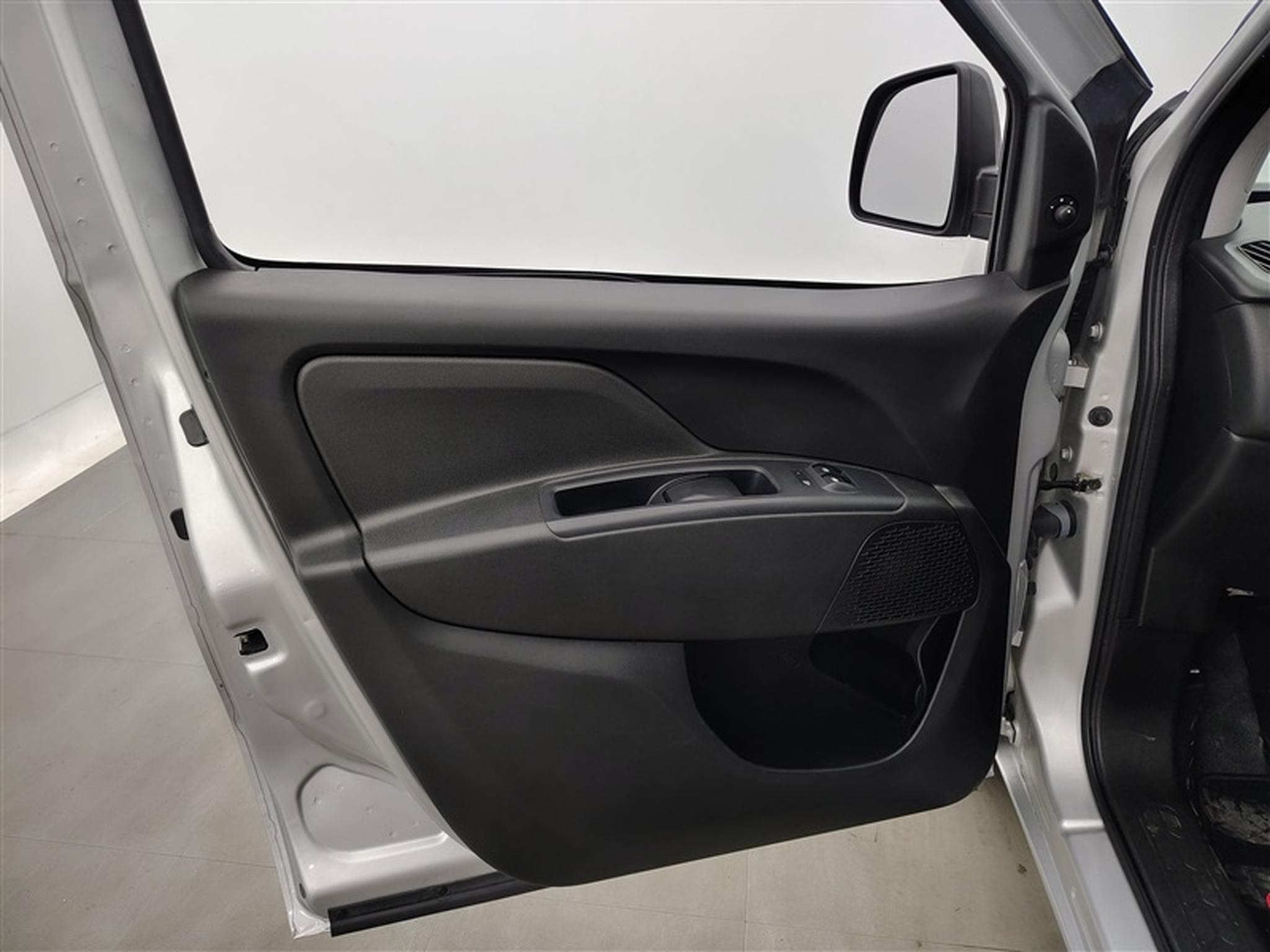 Fiat Doblo 1.6 MJET Cargo CLIM / CARPLAY (2023) - Photo 16