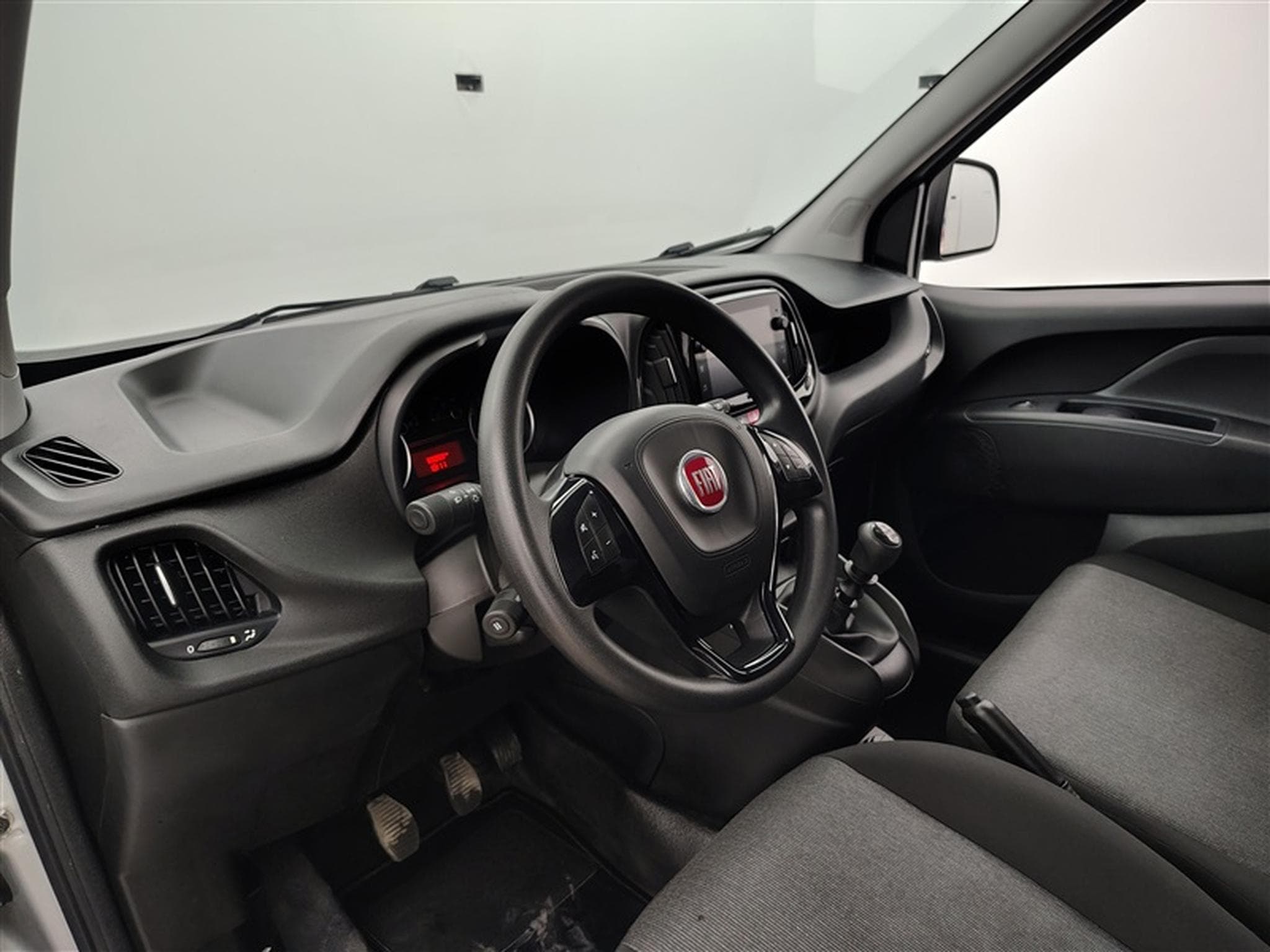 Fiat Doblo 1.6 MJET Cargo CLIM / CARPLAY (2023) - Photo 8