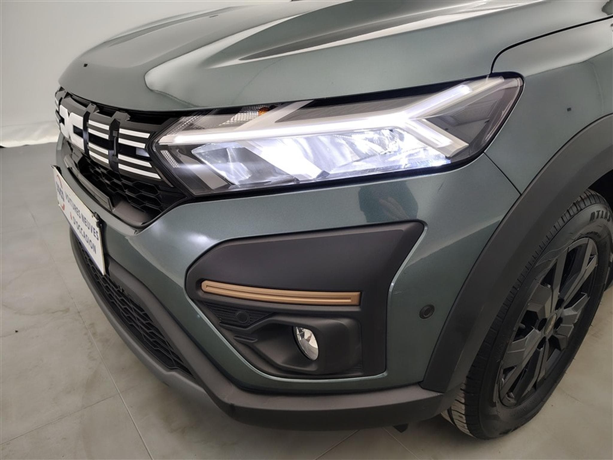 Dacia Jogger Hybrid 1.6 Extreme 7PL / NAVI / CARPLAY / CAMERA (2025) - Photo 15