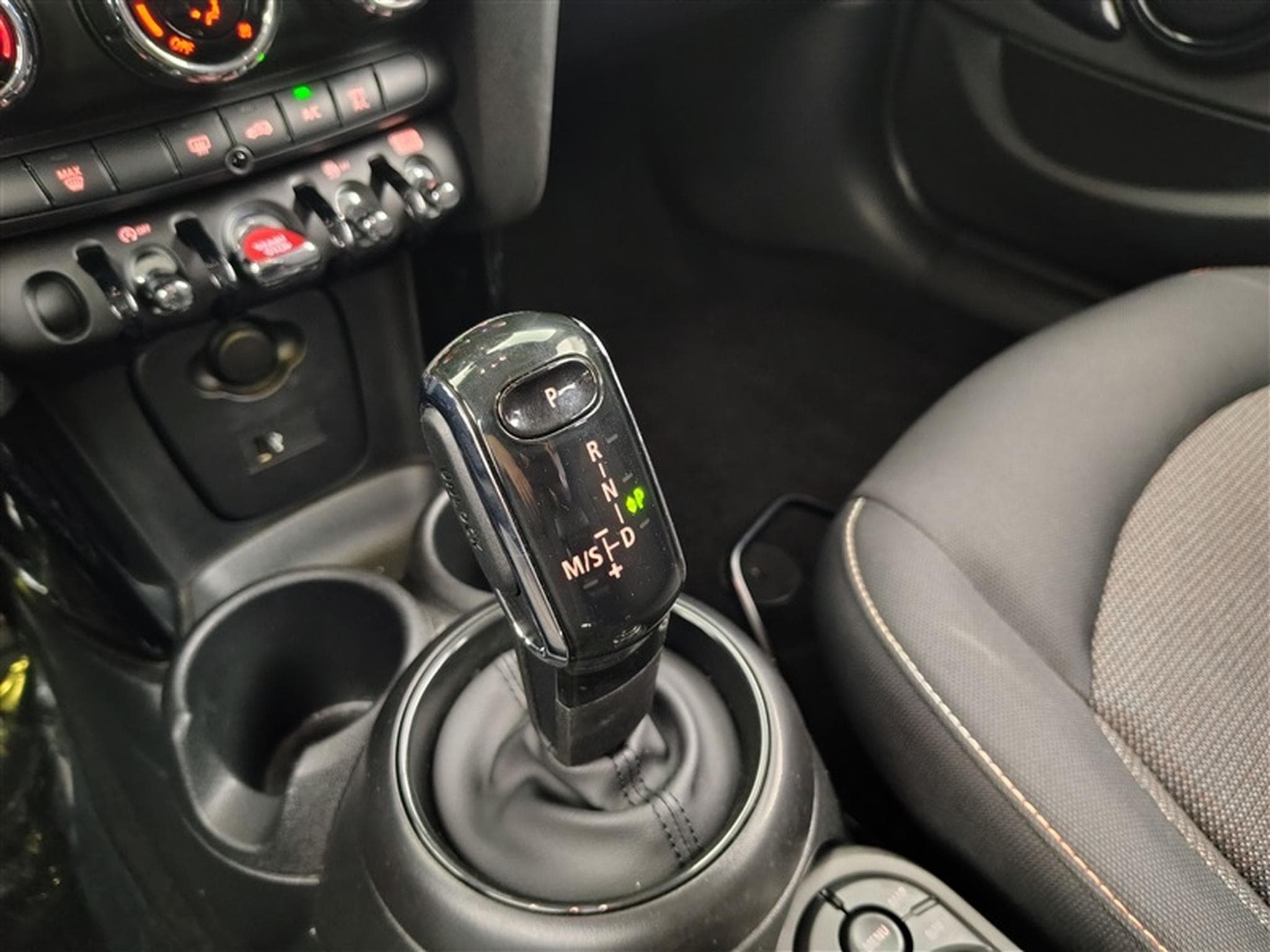 MINI Cooper 1.5A Cooper AUTO/NAVI/FULL LED/JA/PDC (2023) - Photo 12