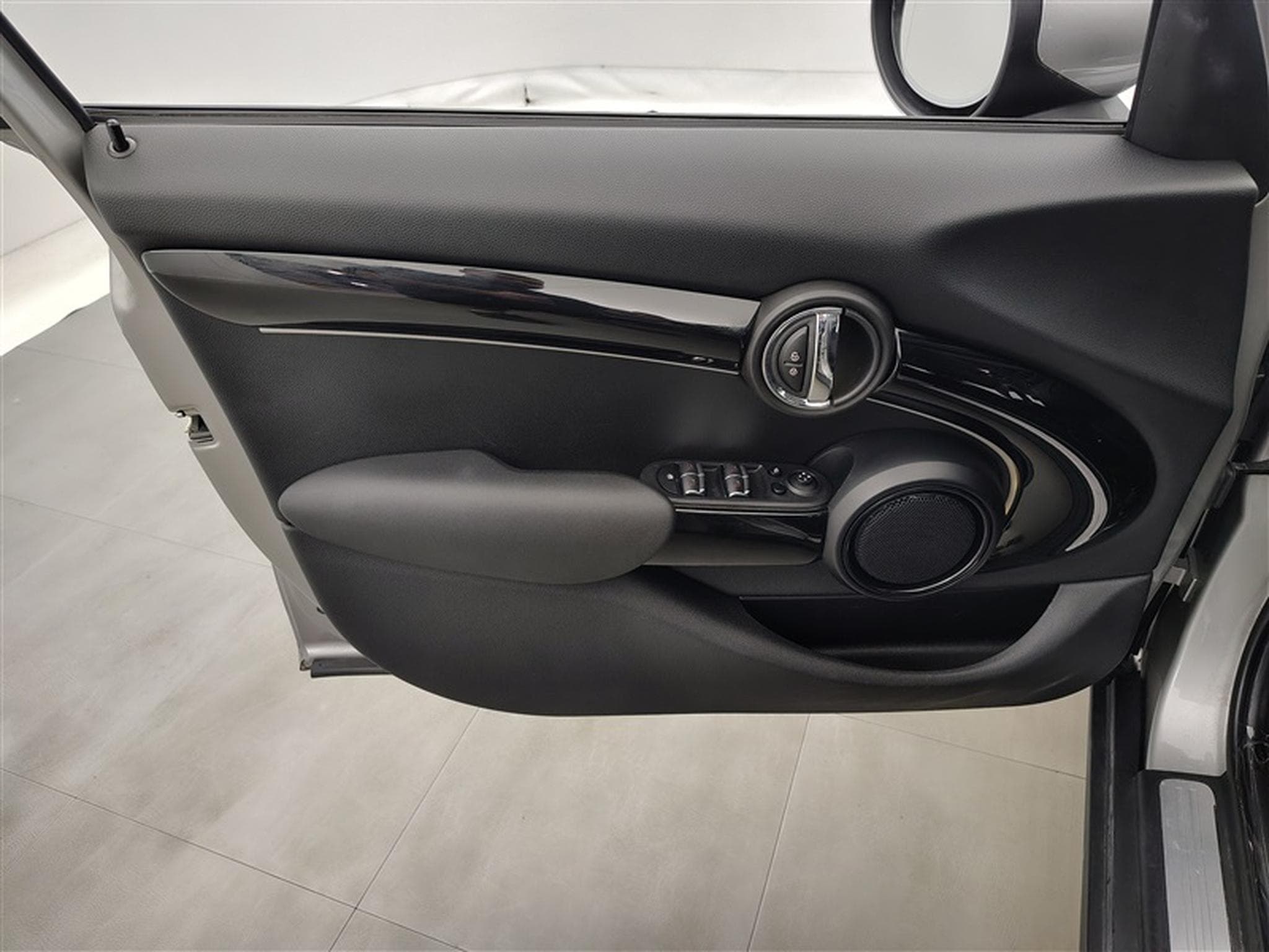 MINI Cooper 1.5A Cooper AUTO/NAVI/FULL LED/JA/PDC (2023) - Photo 17