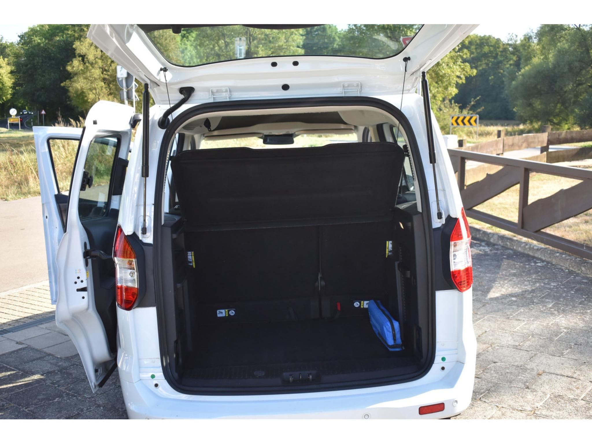 Ford Tourneo Trend 1,5 Duratorq TDCi 5 places Airco (2021) - Photo 15