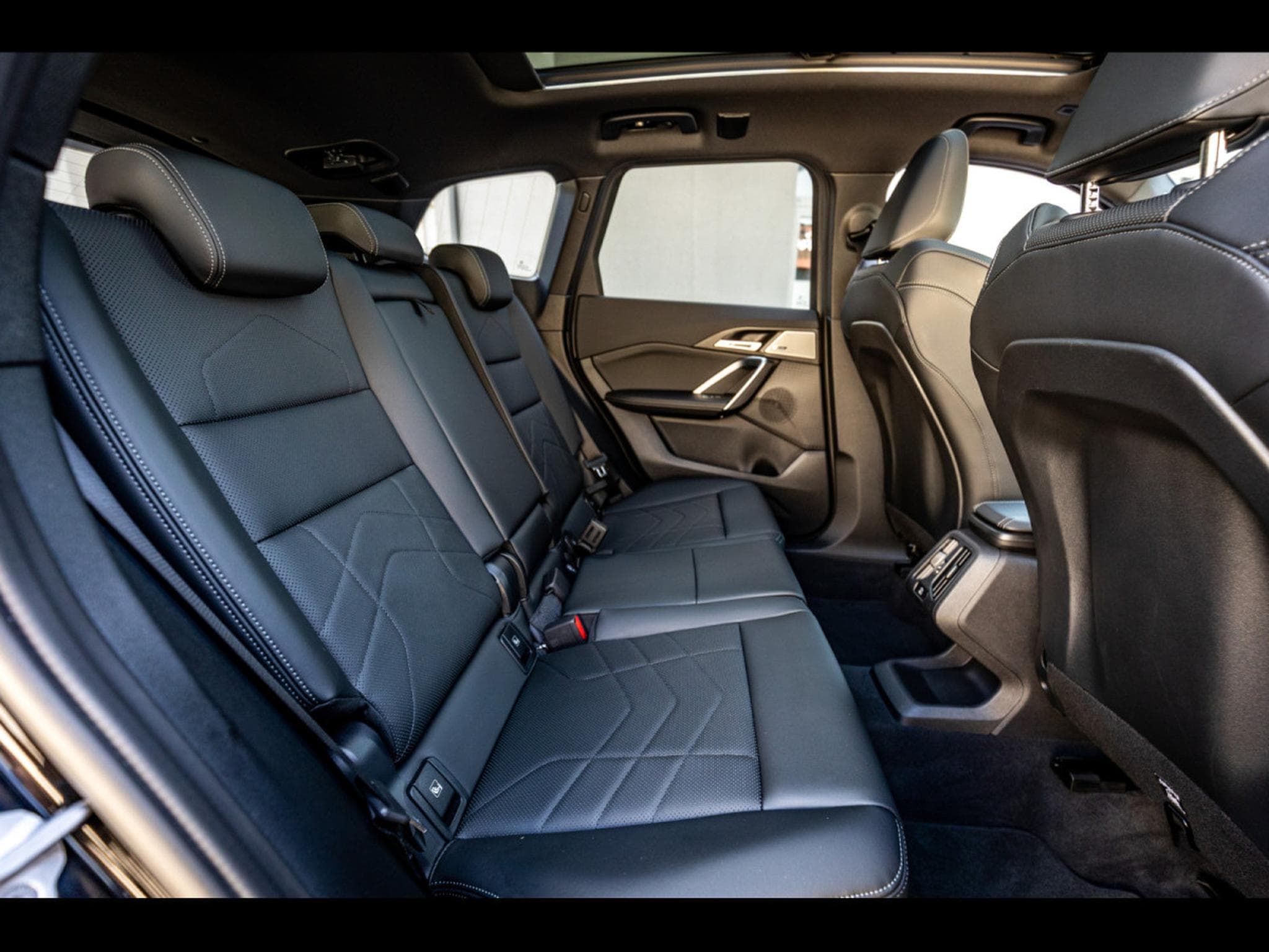 BMW X1 XDRIVE23D M SPORT - BLACK SAPPHIRE METALLIC (2025) - Photo 17